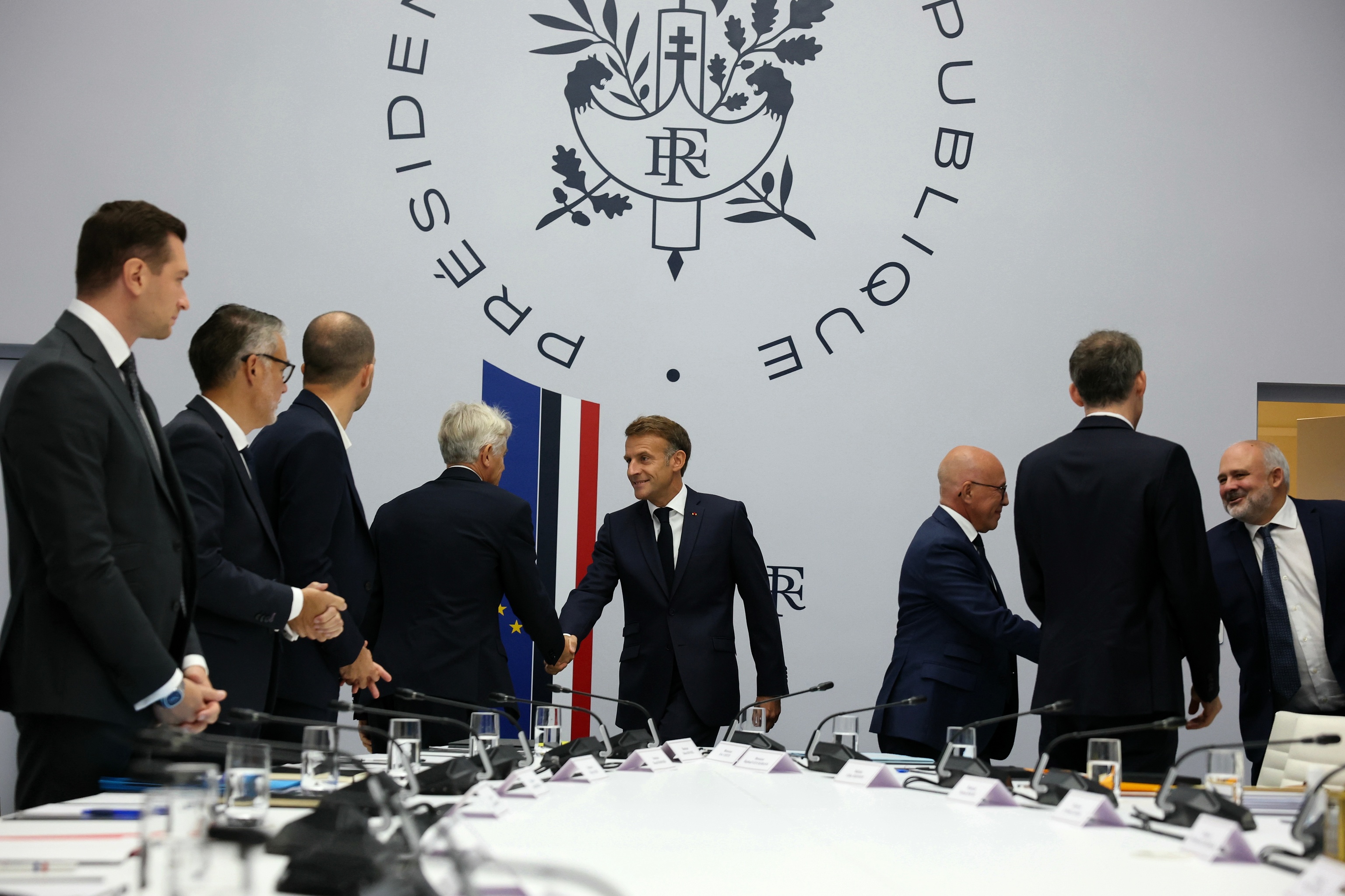 Emmanuel Macron convoca a los aspirantes presidenciales para informarles del "rápido deterioro de la situación internacional"