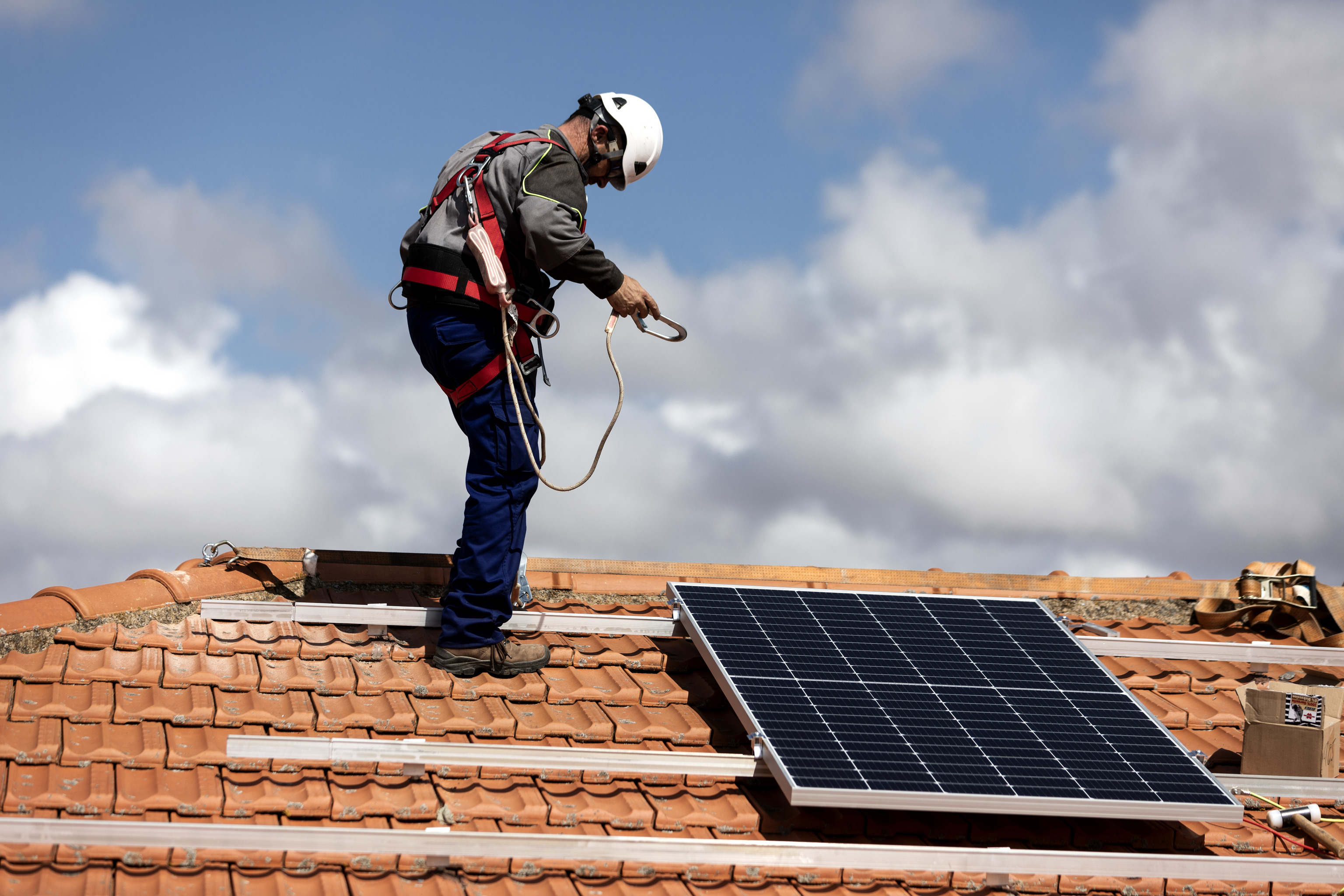 El 'pinchazo' fotovoltaico se cobra 12.000 empleos en un año