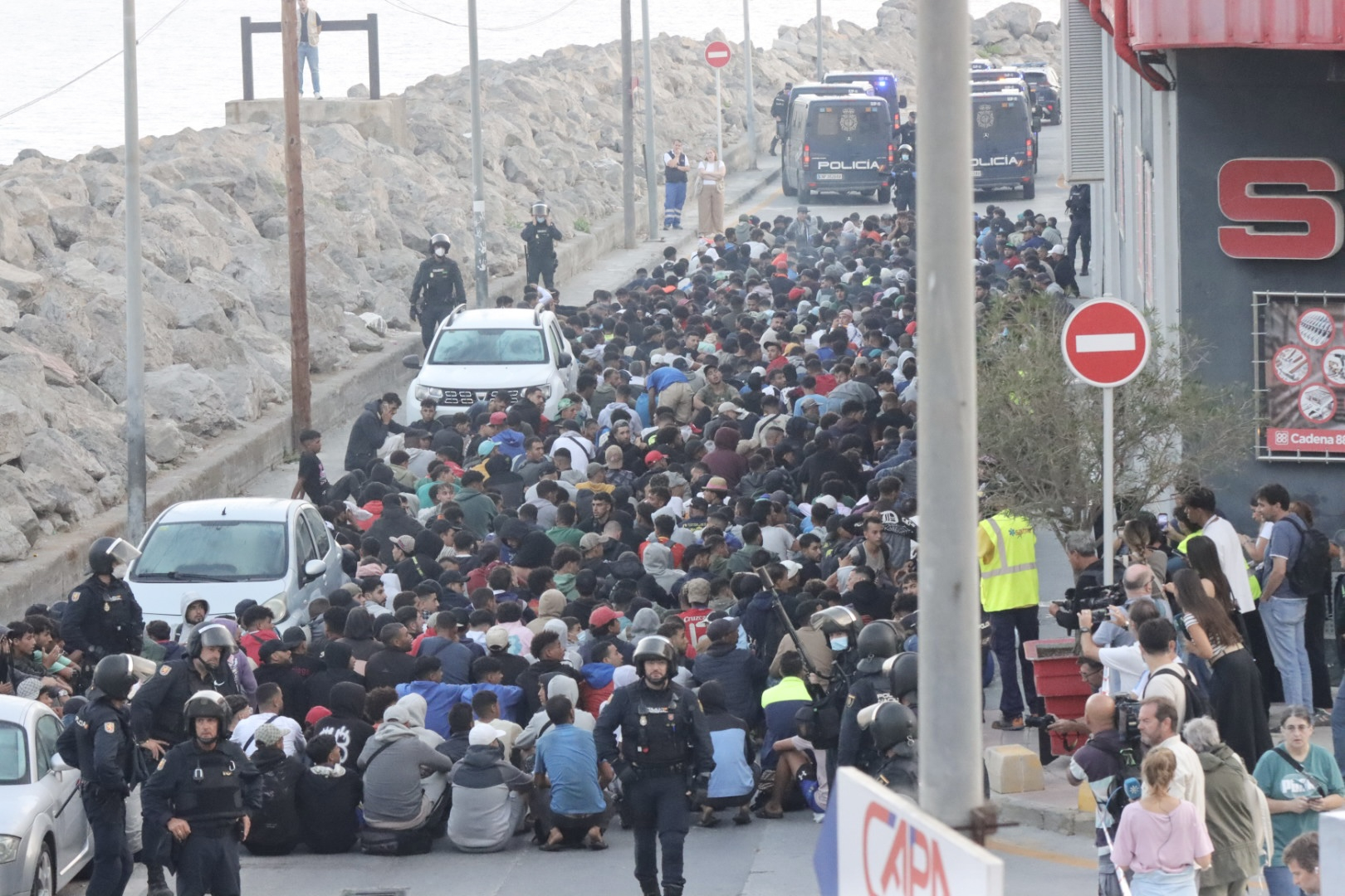 2.000 emboscados hunden la 'operacion normalidad' del Gobierno en Ceuta: "La gente del Trampolín ni llegó"