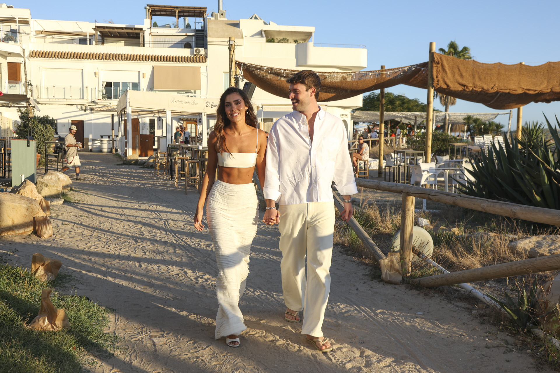 Con un dos piezas blanco, en su chiringuito y con fuegos artificiales: así ha sido la preboda de Anna Ferrer Padilla y su novio, Mario Cristóbal