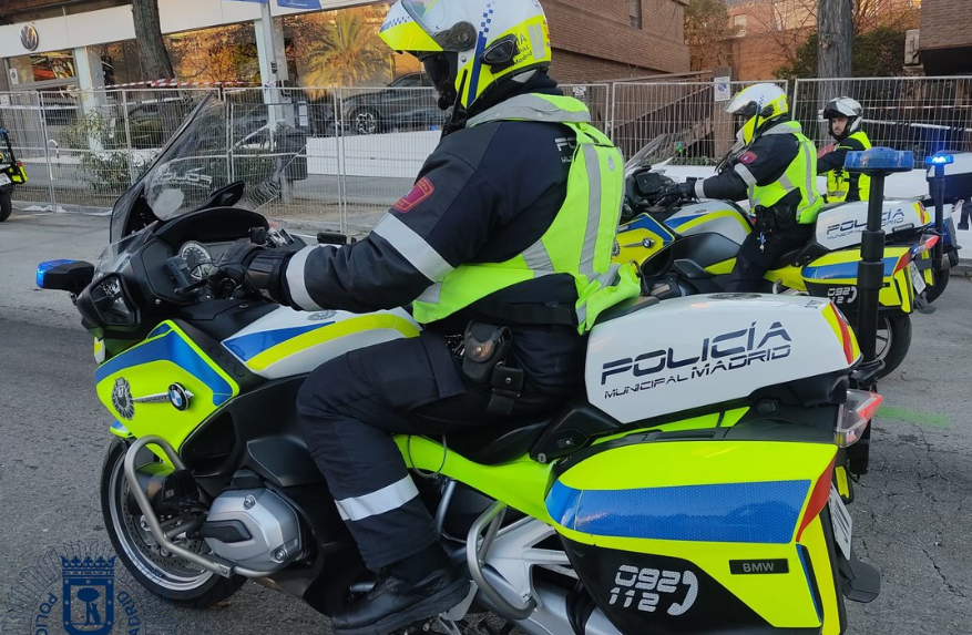 La Policía Municipal intercepta un vehículo pirata que transportaba clientes de un hotel de Gran Vía sin licencia VTC