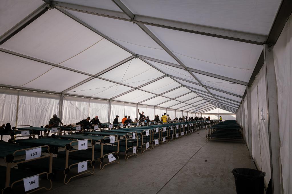 La Audiencia Nacional pide al Gobierno los expedientes del campamento para inmigrantes del puerto de Ceuta tras admitir el recurso del SUP