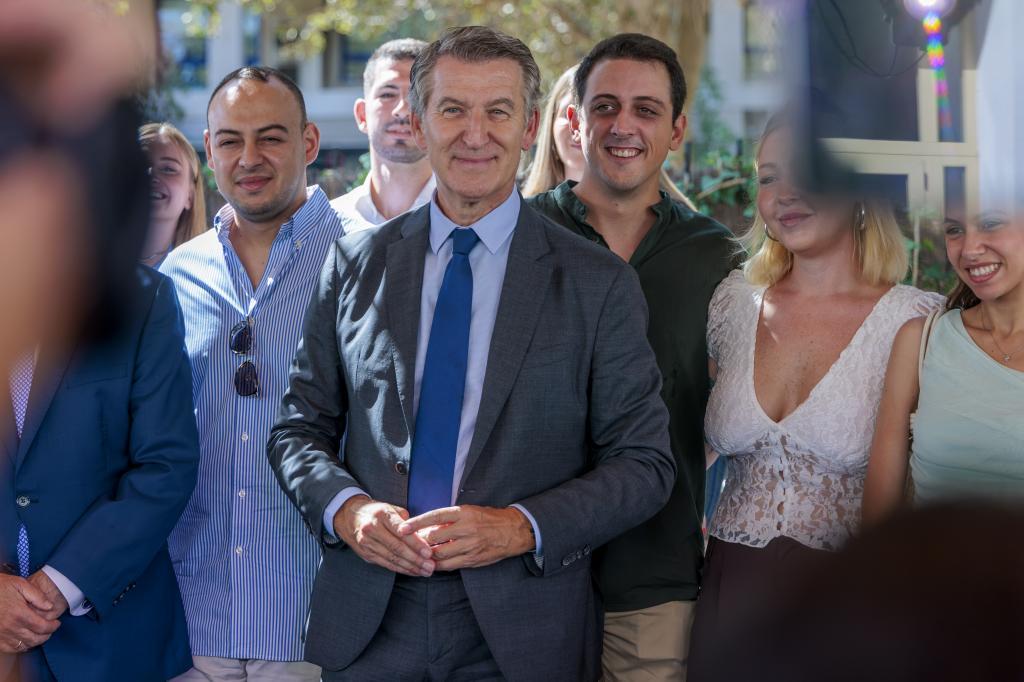Feijóo multiplica sus actos de calle para "contrastar" con Sánchez