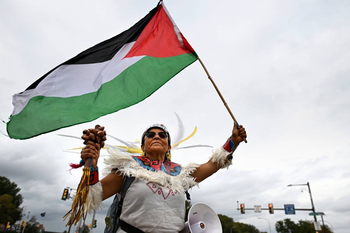 Ed Sheeran vuelve a los escenarios entre protestas propalestinas tras la expulsión de Macklemore