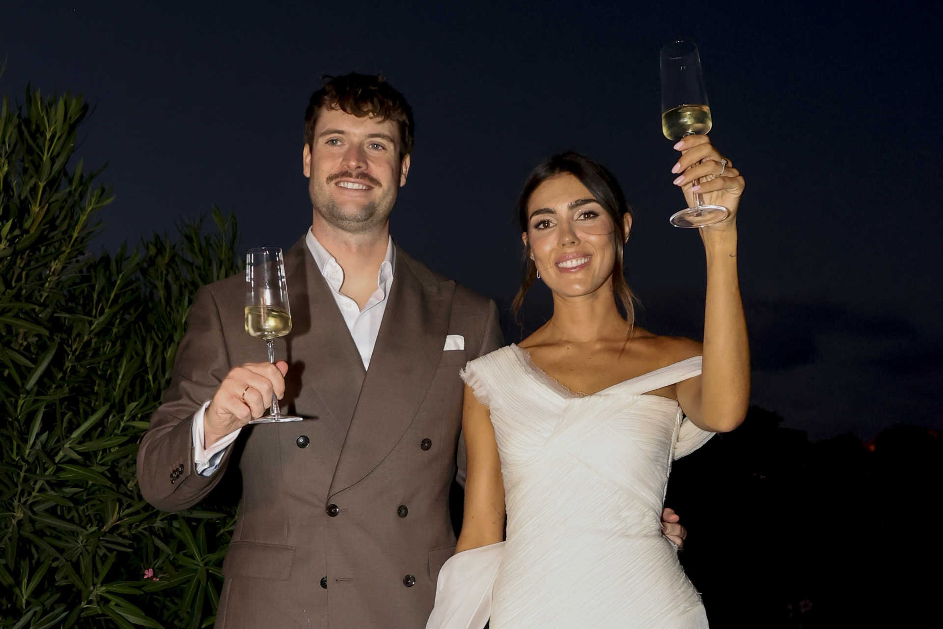 Así ha sido la boda de Anna Ferrer Padilla y su novio, Mario Cristóbal: en Cádiz, varios vestidos, inusual decoración y un bingo