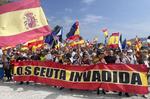 Miles de ceutíes marchan hacia la frontera del Tarajal al grito de "invasores, expulsión" y "nuestros derechos dónde están"