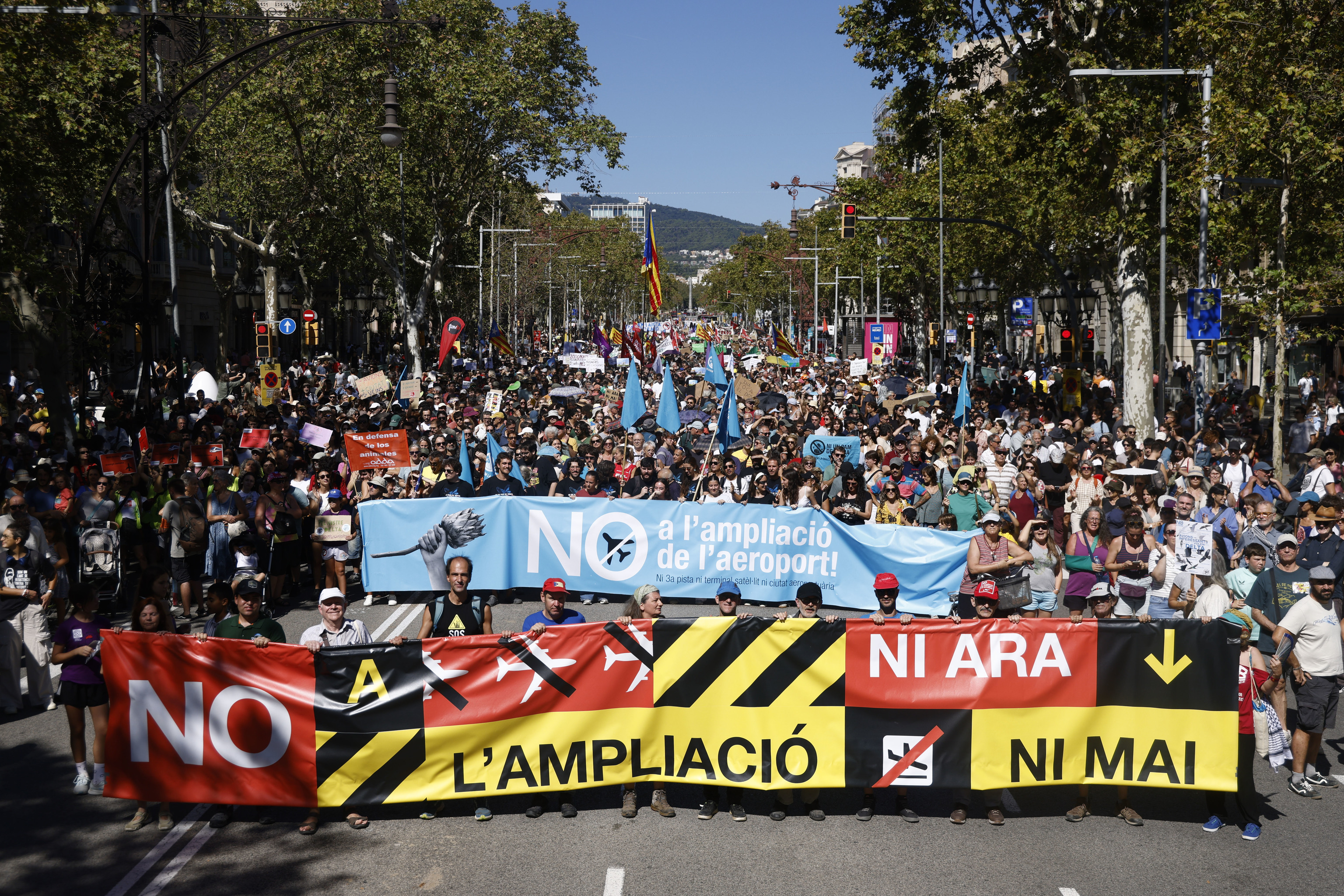ERC y Comuns, socios del Govern de Illa, salen a la calle contra la ampliación del aeropuerto de El Prat que defiende el PSC