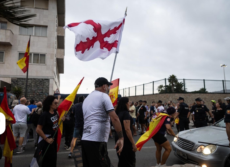 Un grupo de vecinos apedrea el coche de una diputada de Ceuta Ya! tras confundirla con activistas de una ONG navarra