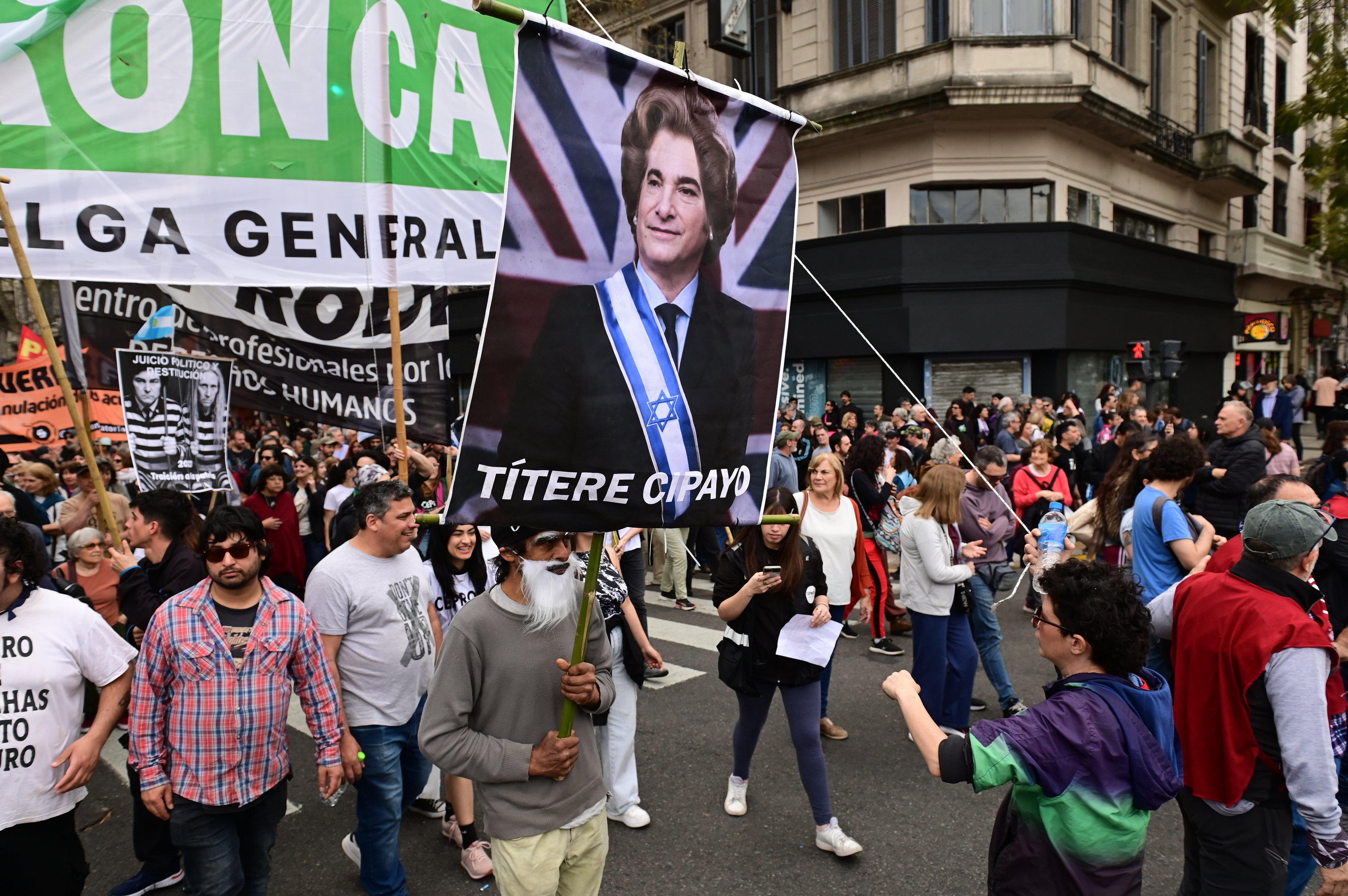 Despidos masivos, tensión y paranoia en la residencia del presidente: Milei se encastilla y Bullrich se prepara