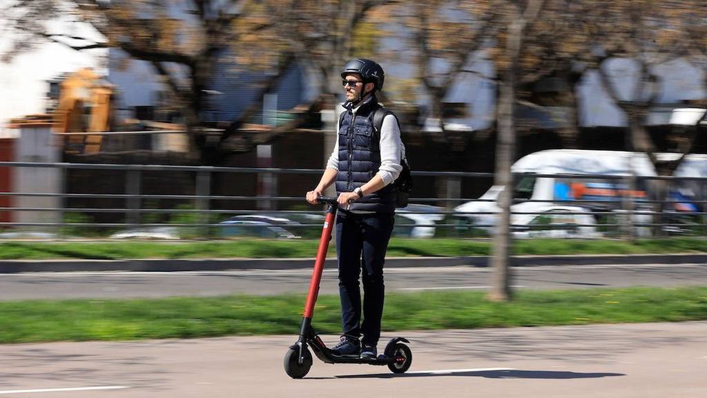 Circular con un patinete eléctrico sin registro ni seguro puede sancionarse con hasta 1.220 euros, según la OCU