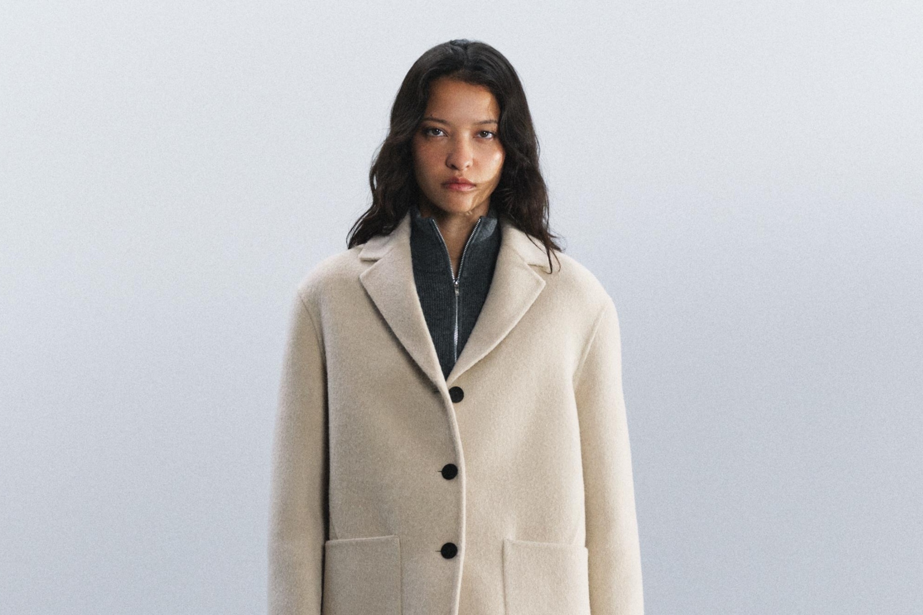 Acaban de llegar a Zara las novedades de la semana con aroma a otoño: abrigos cortos, cazadoras bomber, chaquetas de punto y mucho más