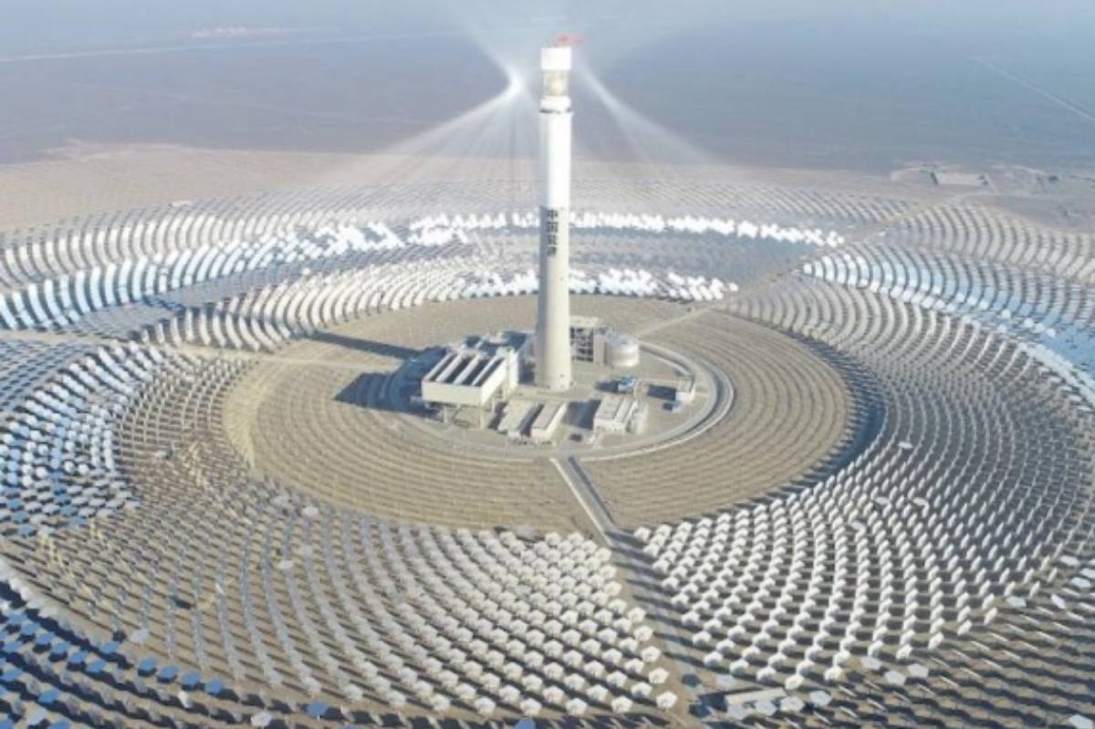 China estrena una gigantesca planta solar capaz de producir electricidad incluso durante la noche