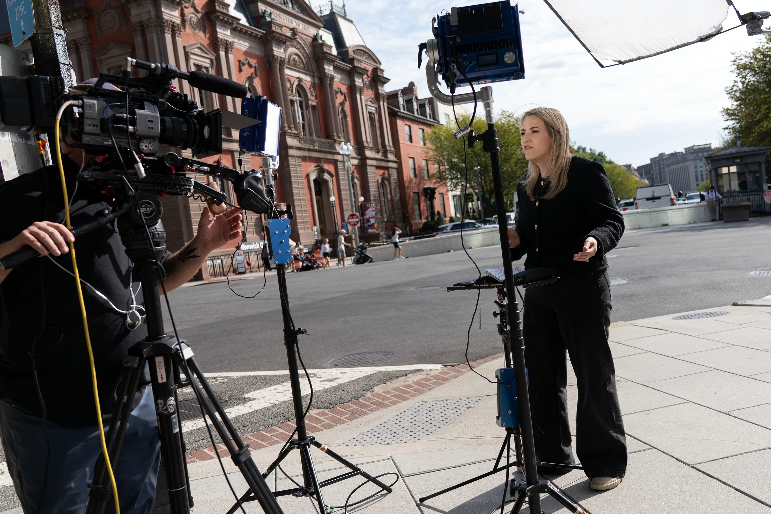 Los tres medios de comunicación vetados por Trump en la Casa Blanca, CNN, MS NOW y Politico, presentan una demanda contra él