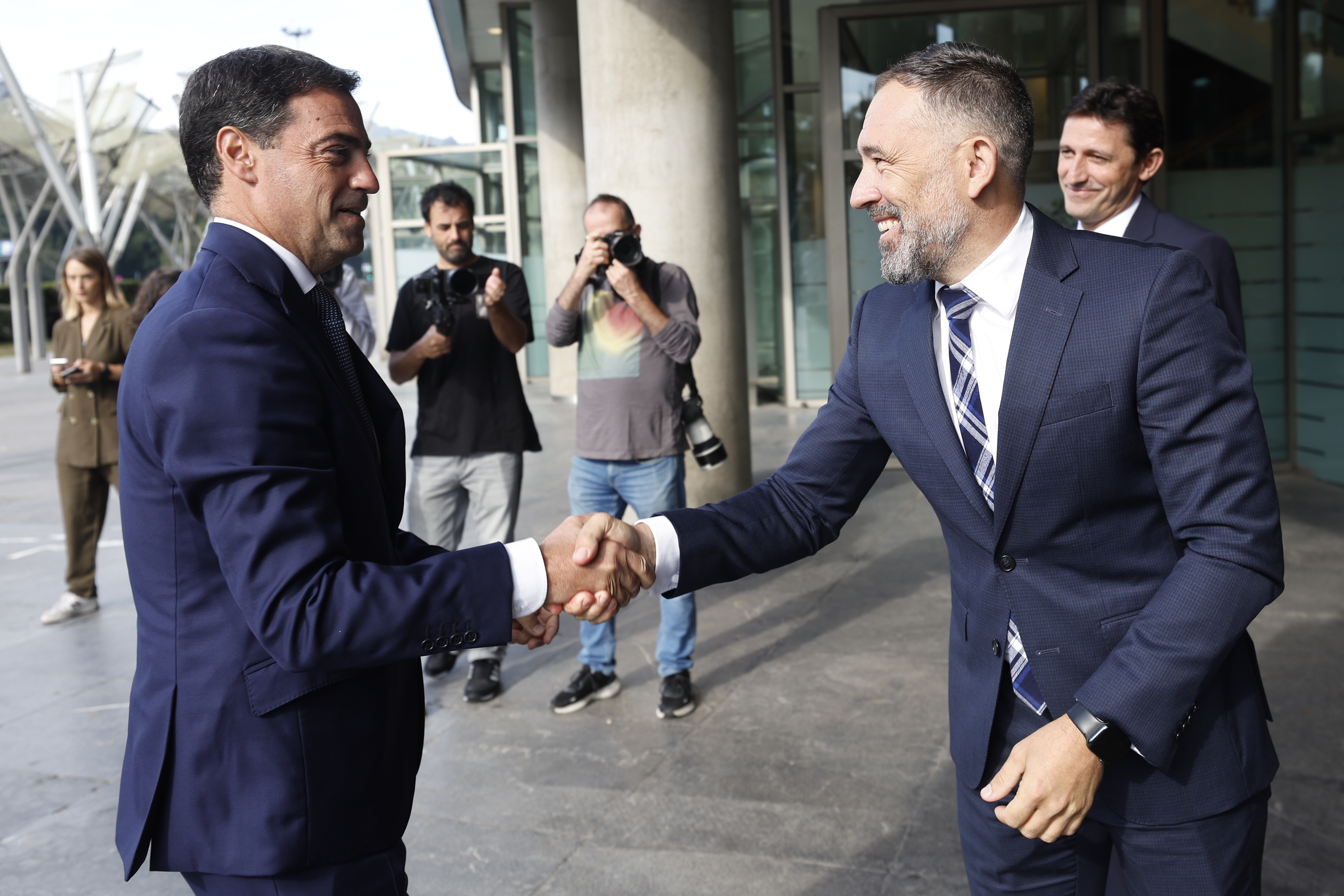 Pradales (PNV) e Itxaso (PSE) anuncian 10.000 pisos de alquiler por 700 euros al mes a familias con 65.000 euros de ingresos