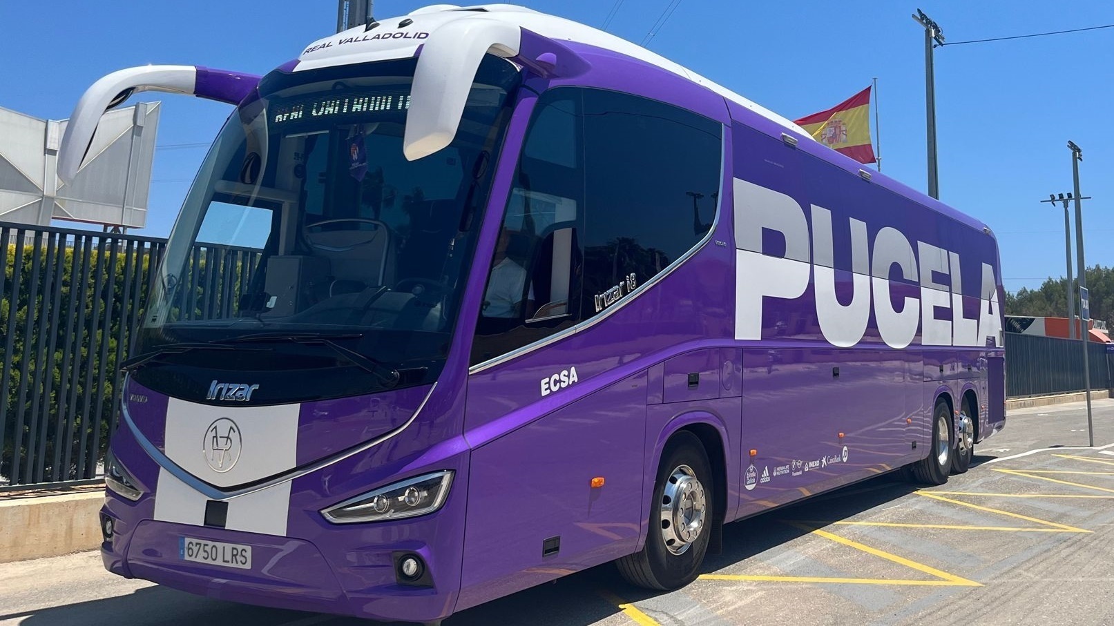 Un menor marroquí viaja oculto en los bajos del autobús del Real Valladolid desde Ceuta y tiene que ser auxiliado en la Península