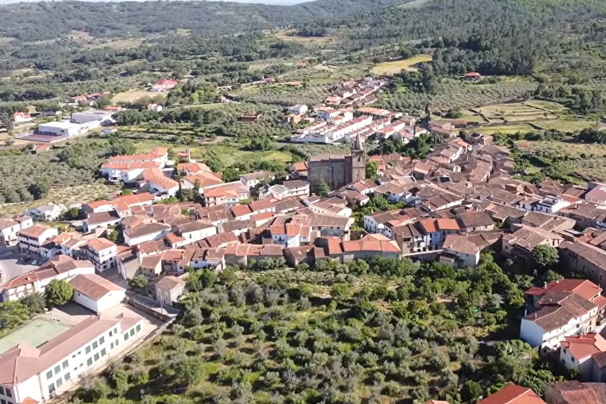 El pueblo de la Sierra de Gata donde veraneaban los obispos: palacios, historia y agua en una villa con encanto