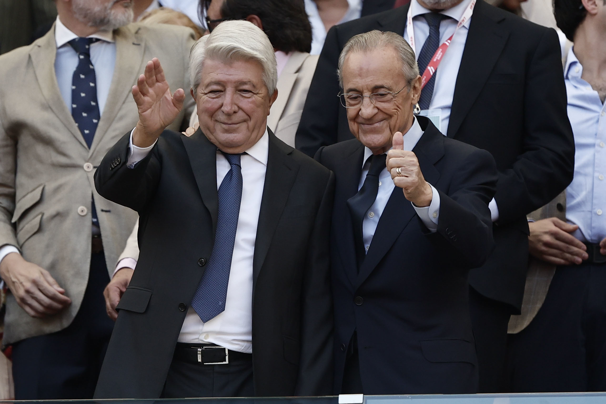 Florentino Pérez amenazó con abandonar el derbi madrileño por la presencia de Enrique Riquelme en el palco