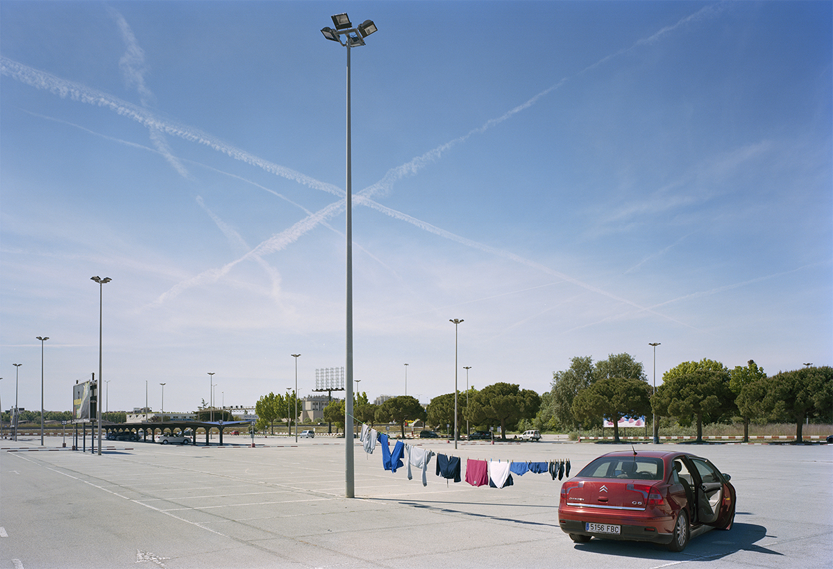La vida secreta del parking del Carrefour un domingo por la mañana y otros lugares en los márgenes: "Mi fotografía muestra lo que ves a través de la ventanilla del coche"