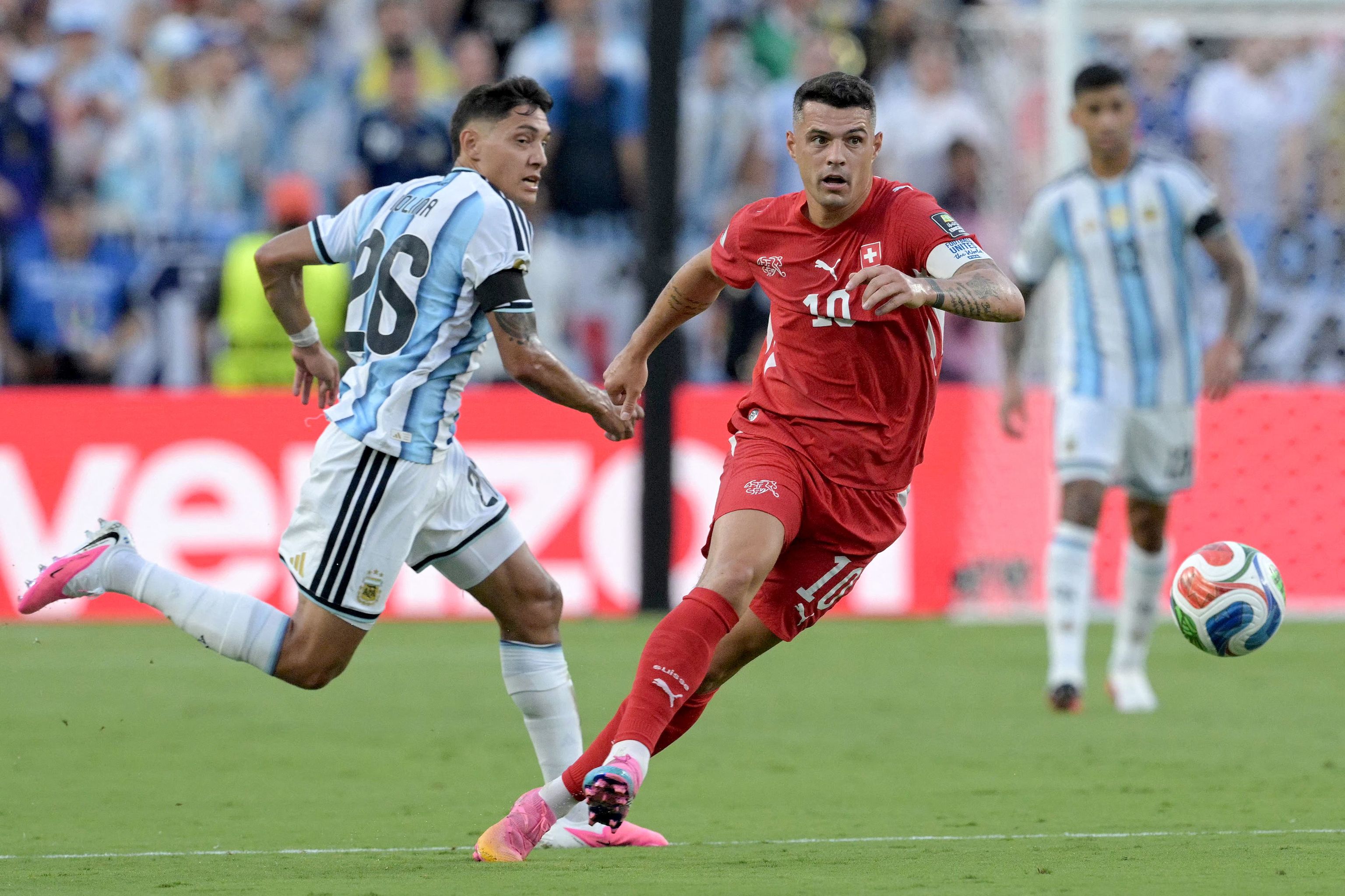 Granit Xhaka confiesa que usó un certificado COVID falso por su "profunda desconfianza" hacia las vacunas