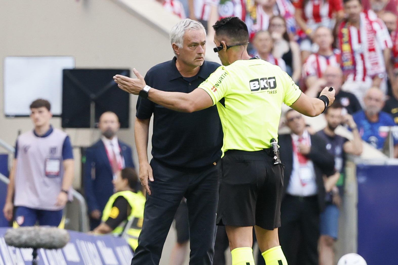 La resignación del Madrid en su guerra contra los árbitros: un "hándicap" deportivo, Mourinho como portavoz y un vestuario en silencio
