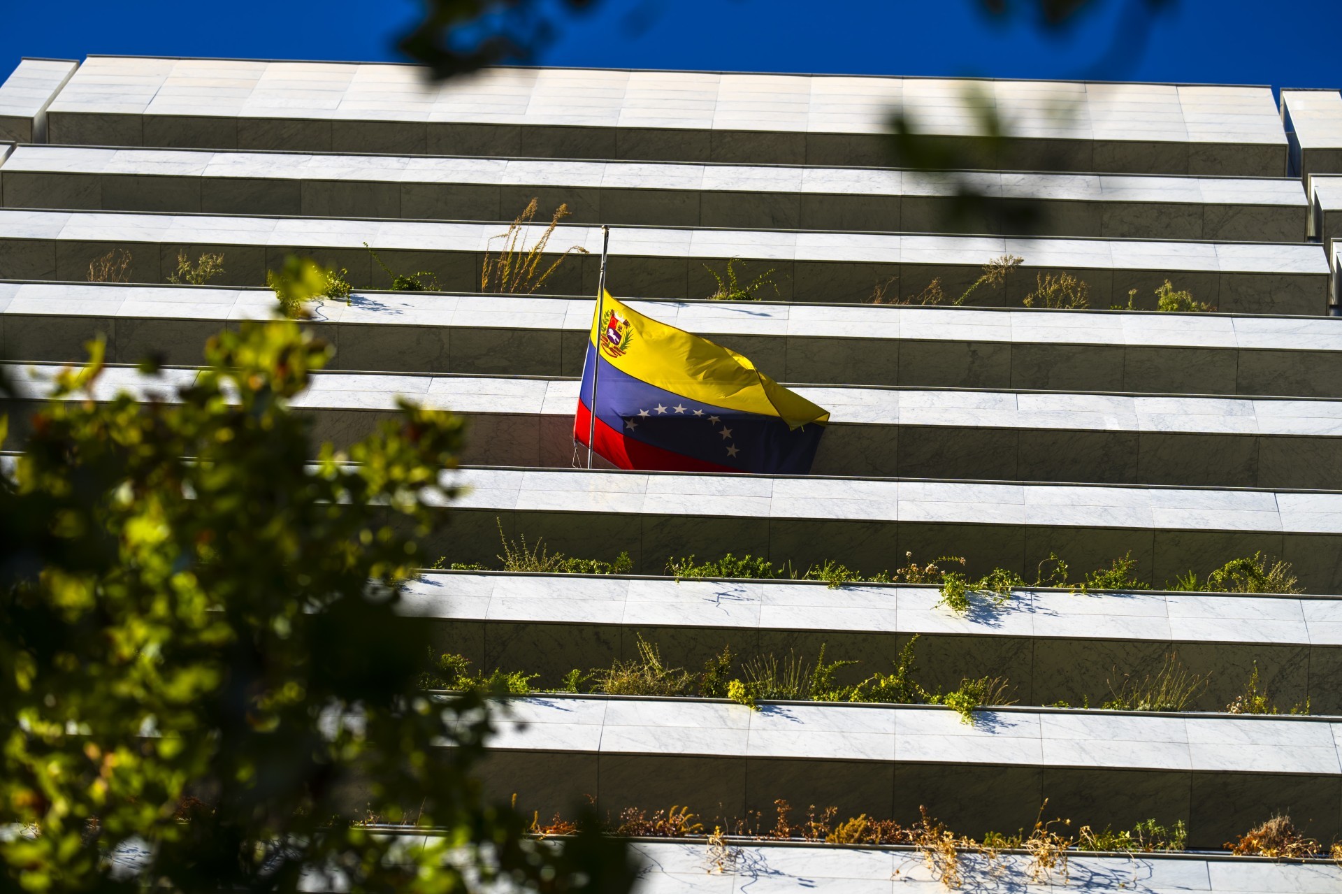 Investigan a un ex funcionario de la embajada de Venezuela en España tras ser detenido en Barajas cuando iba cargado de cocaína