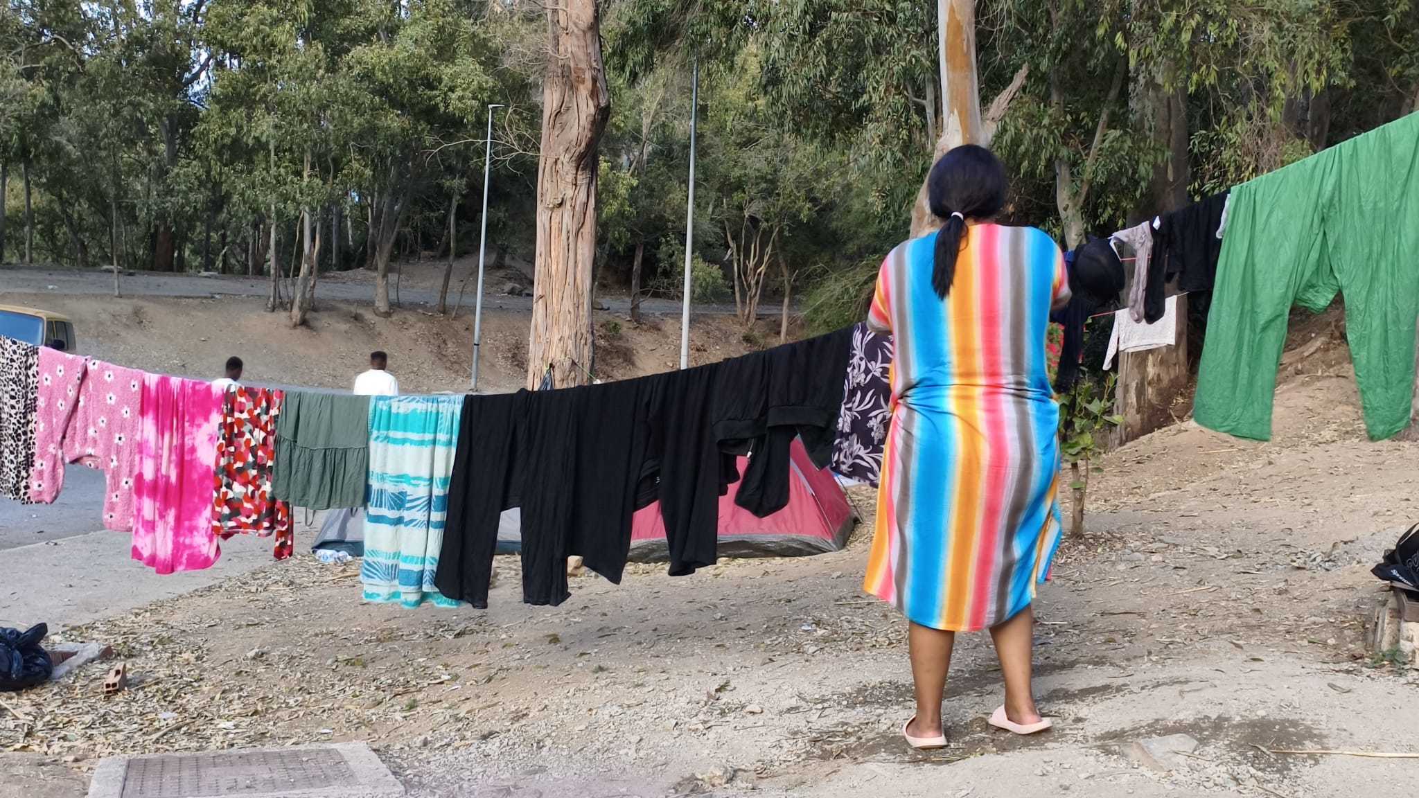 Una veintena de mujeres marroquíes llegaron a Ceuta huyendo de sus familias y viven en tiendas a las puertas de un refugio saturado: "Si vuelvo, mi padre me mata"