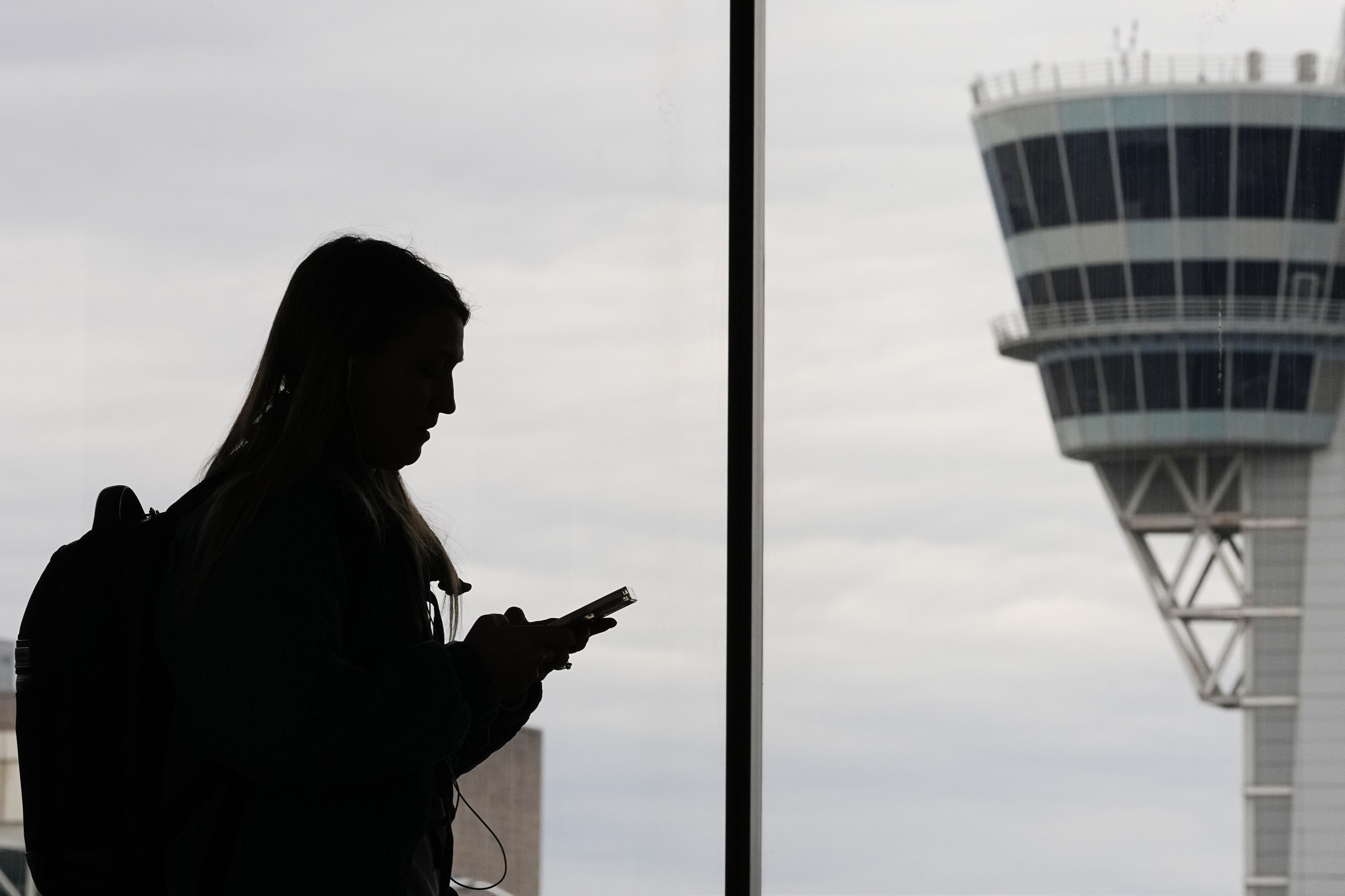 Cancelaciones y retrasos en miles de vuelos de los principales aeropuertos de EEUU tras el corte accidental de un cable por parte de unos trabajadores de obra