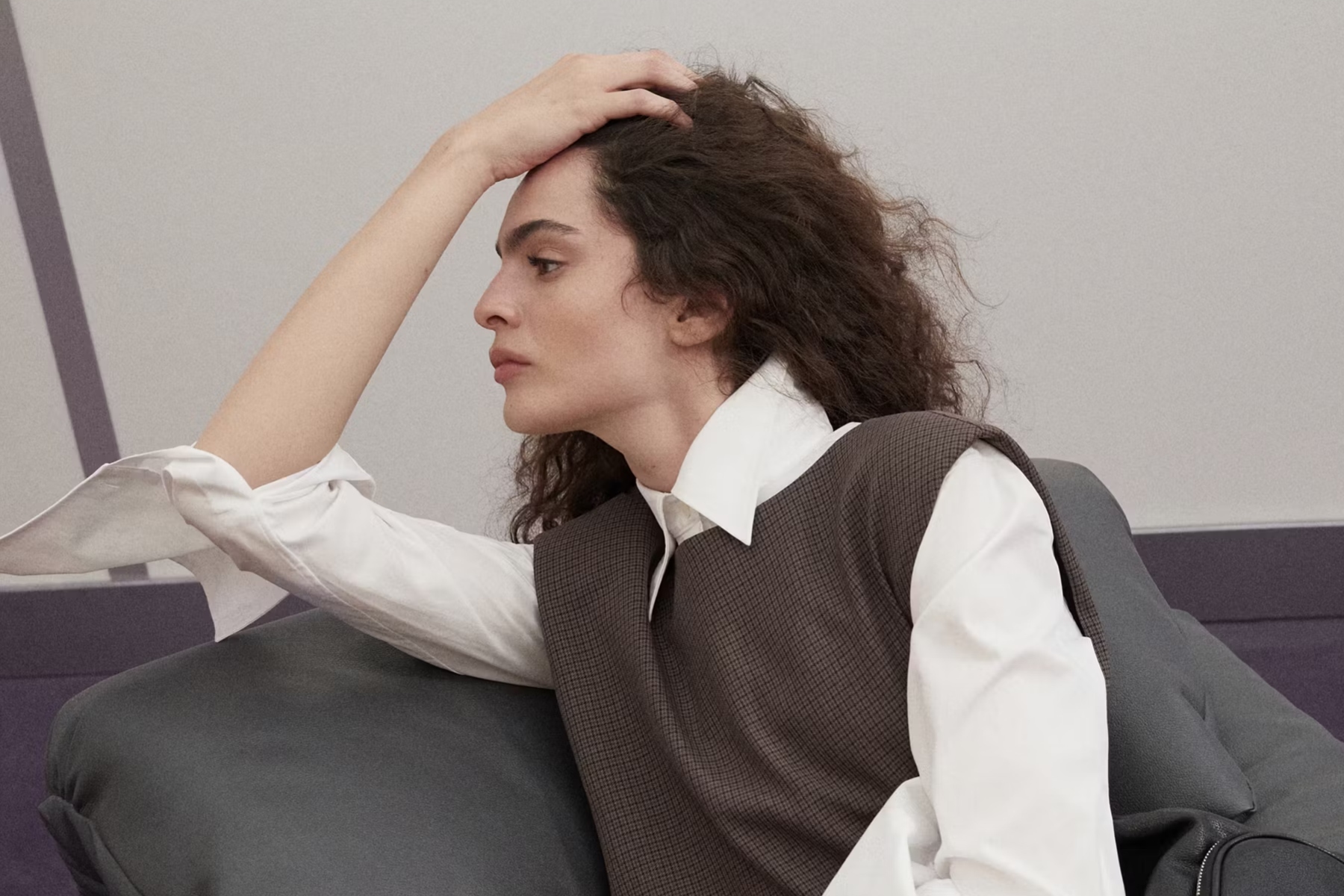 Nuevo en Mango: un vestido con estampado de pata de gallo por menos de 40 euros perfecto para llevar con camisa y botines este otoño