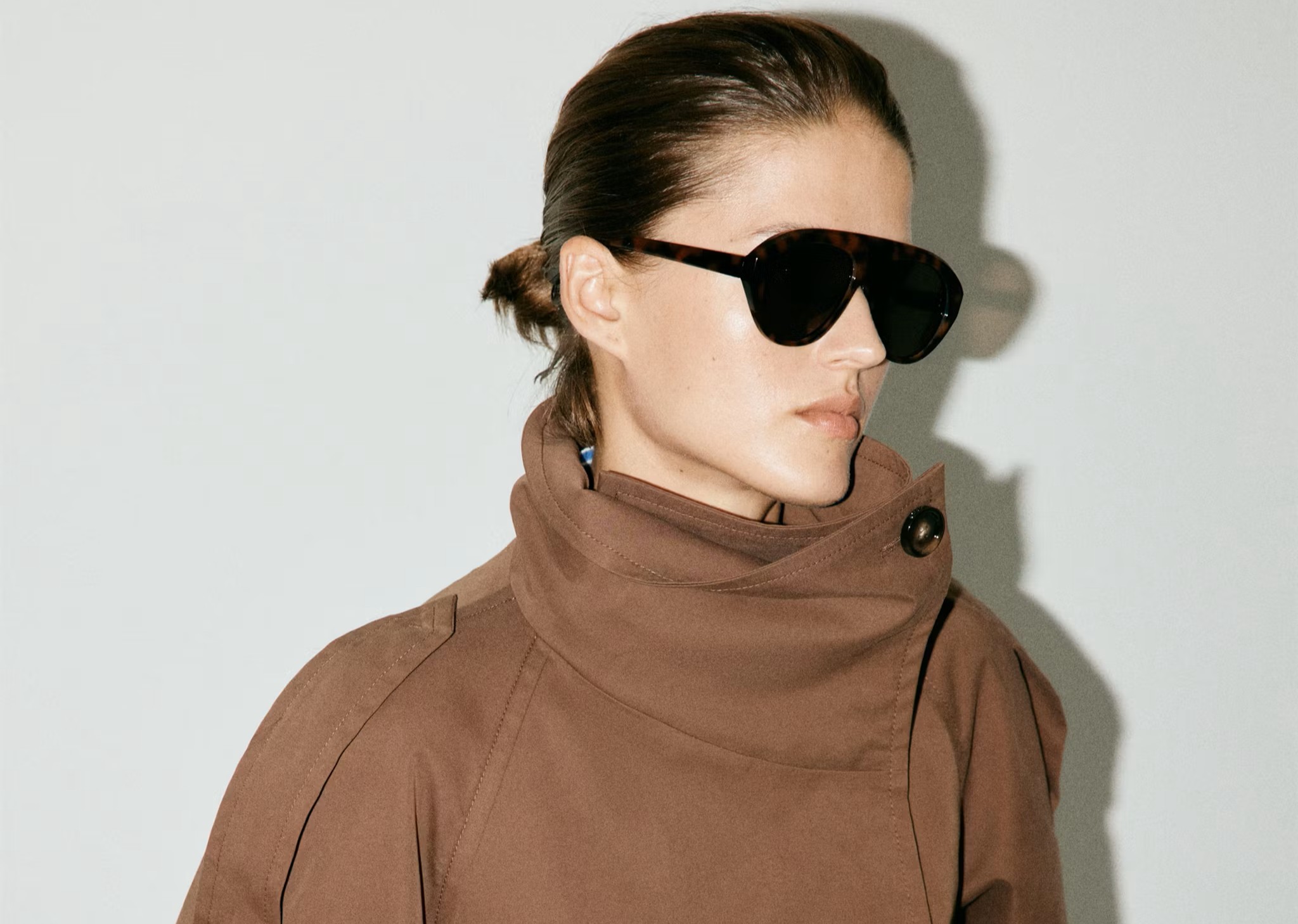 Estas 8 gabardinas cortas de Zara y Mango estilizan la cintura y elevan cualquier look