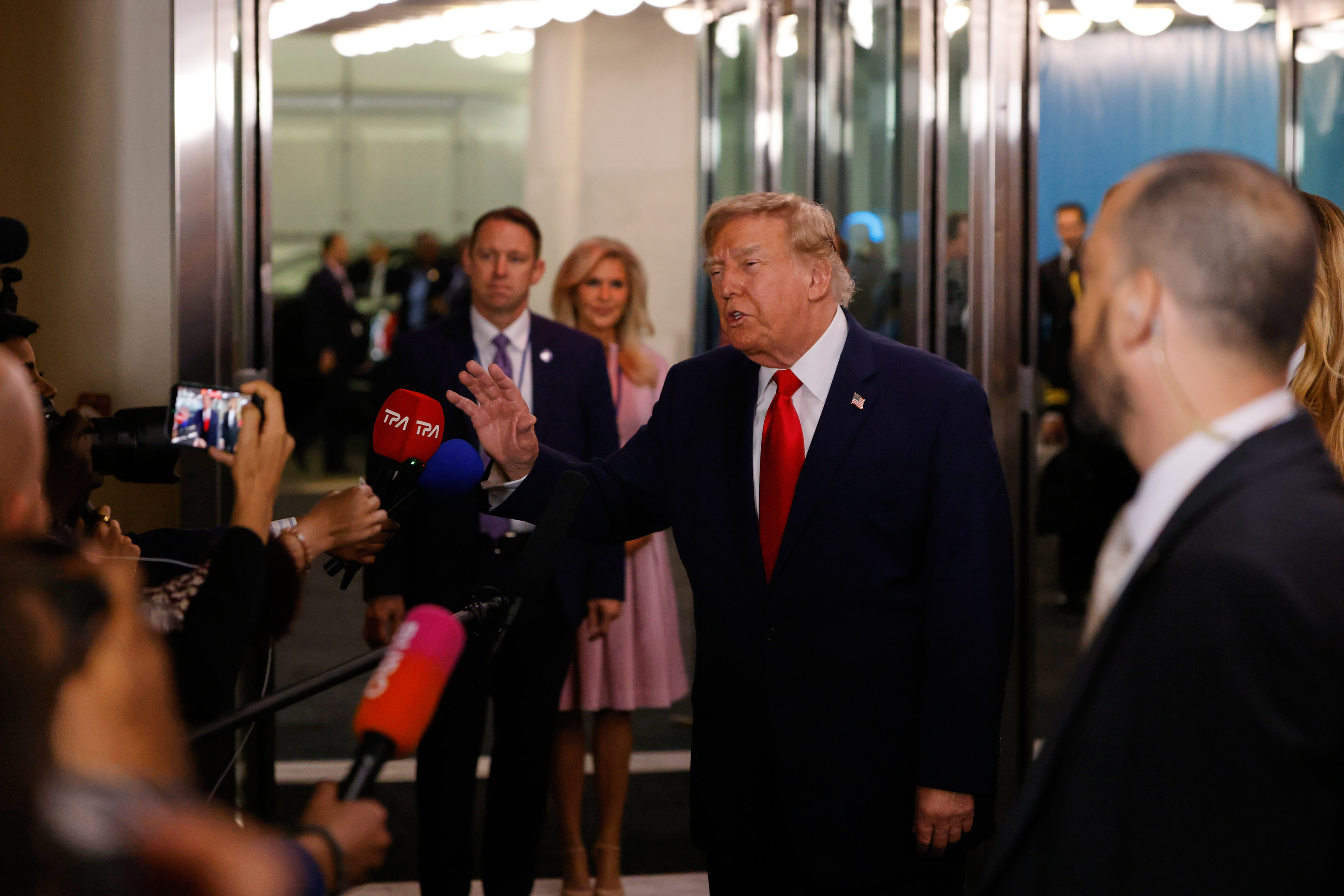Las grandes cadenas de TV echan un pulso a la Casa Blanca y boicotean la cobertura de Trump tras la expulsión de la CNN o MS NOW