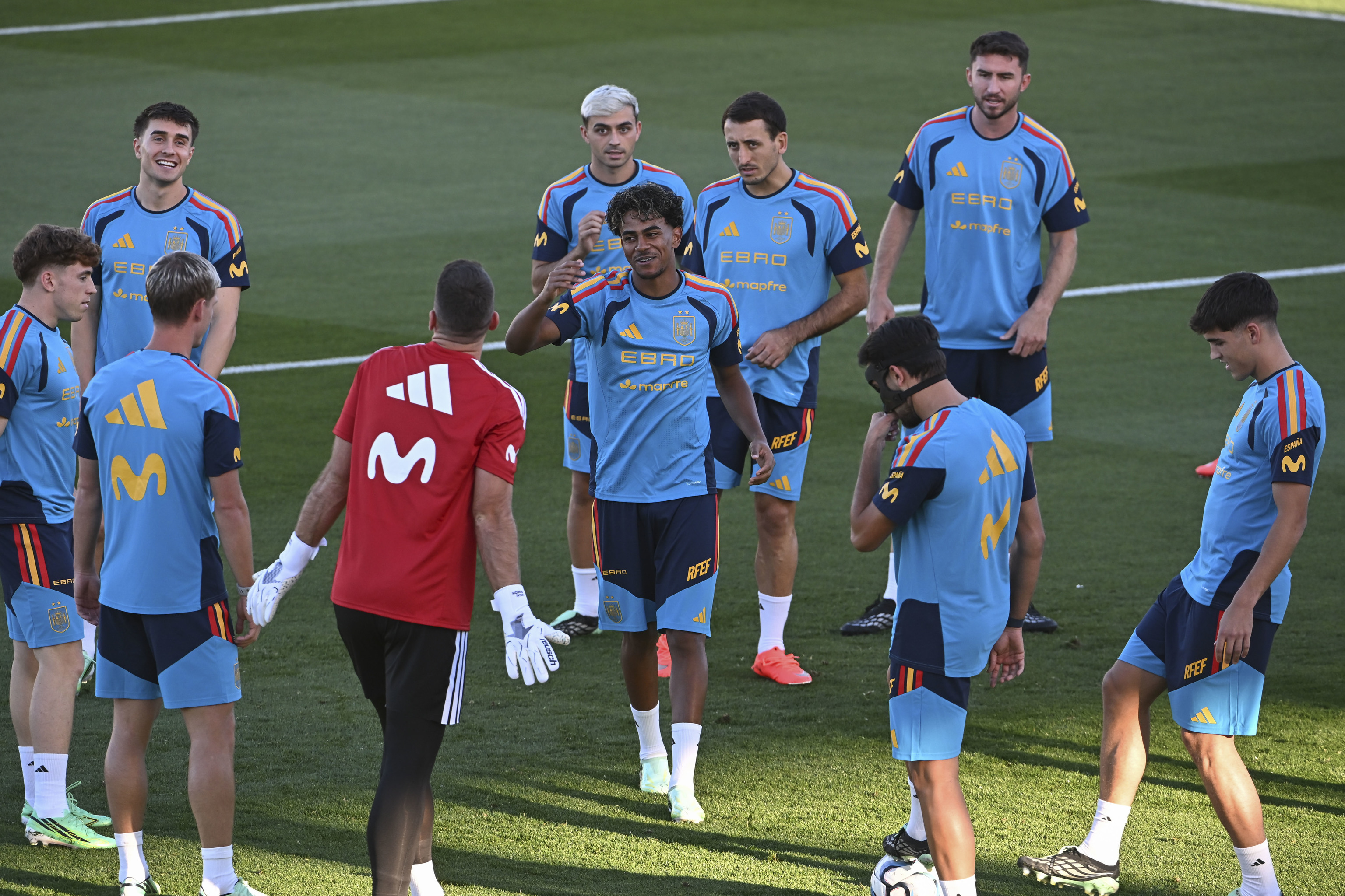 Clamor por los campeones del mundo: colas de siete horas a más de 30 grados para ver el primer entrenamiento de la selección