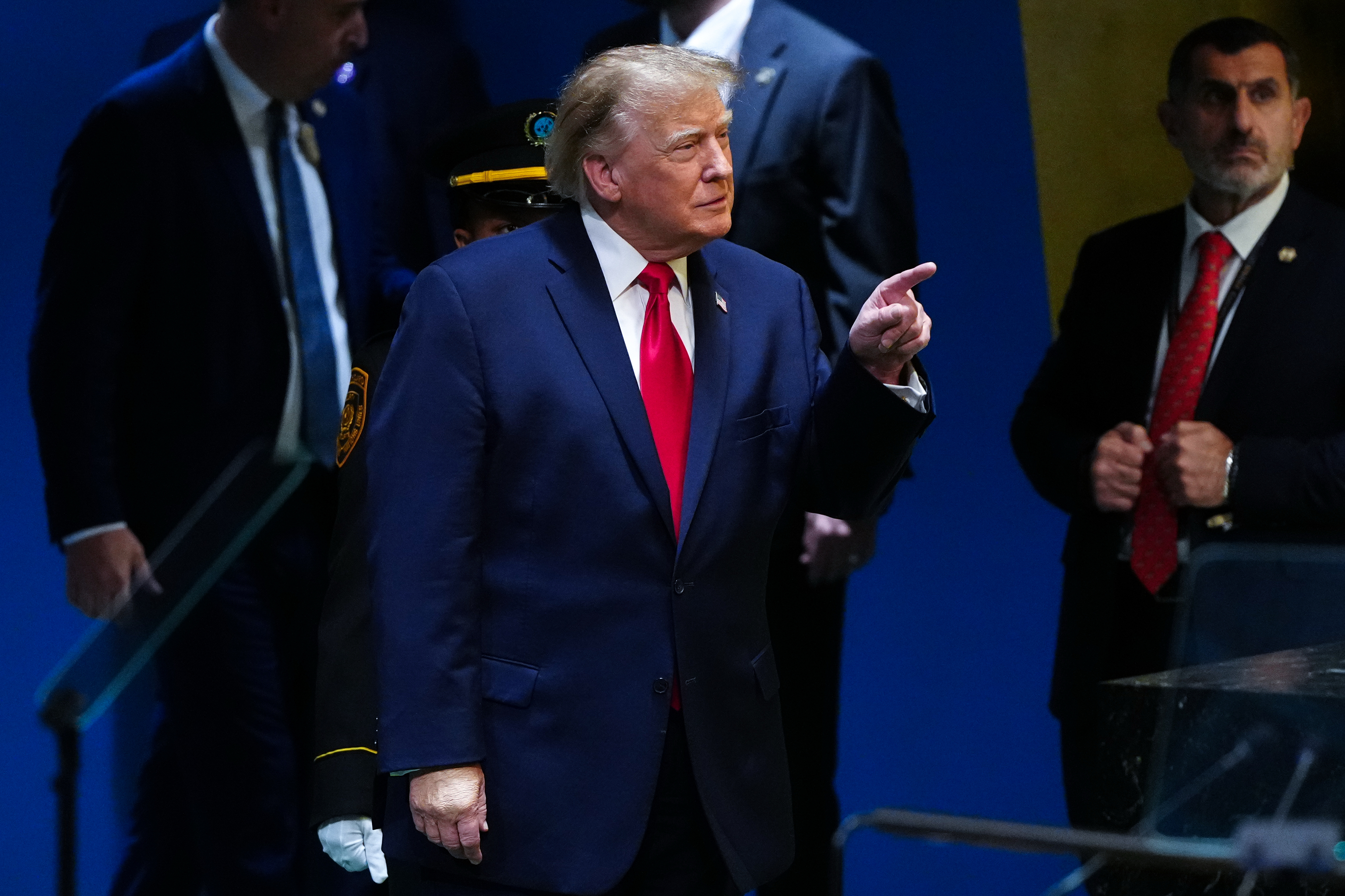 Trump afirma que funcionarios estadounidenses e iraníes se reunieron el martes, poco después de advertir que podría "aniquilar" a Irán