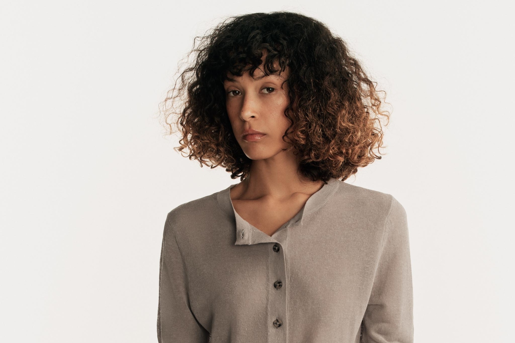 Adiós al calor, hola al otoño: 6 jerséis finos con cuello panadero de Zara y Mango perfectos para el entretiempo
