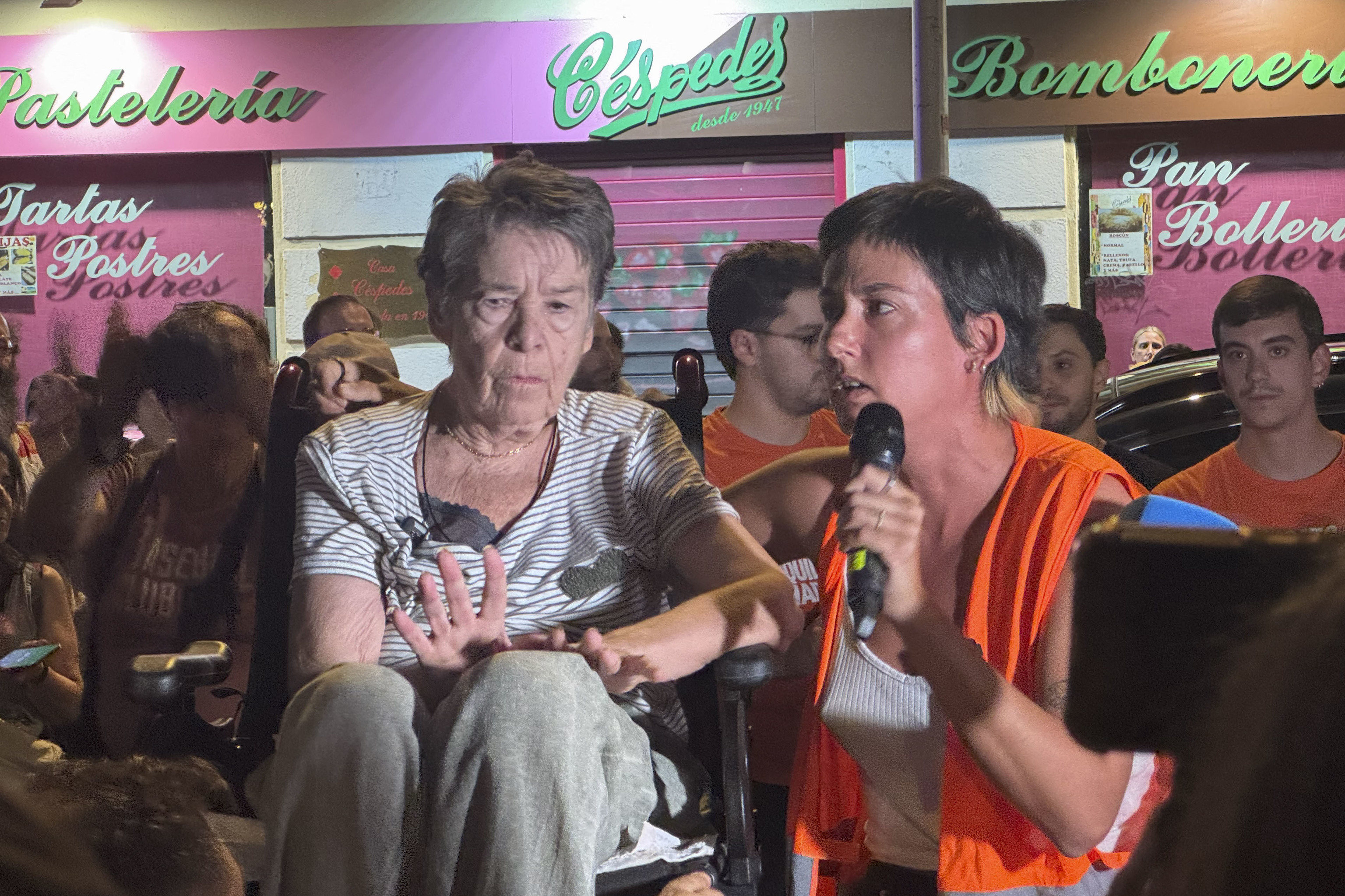 Decenas de personas se concentran para frenar el desahucio de Maricarmen, una vecina de 87 años de Retiro