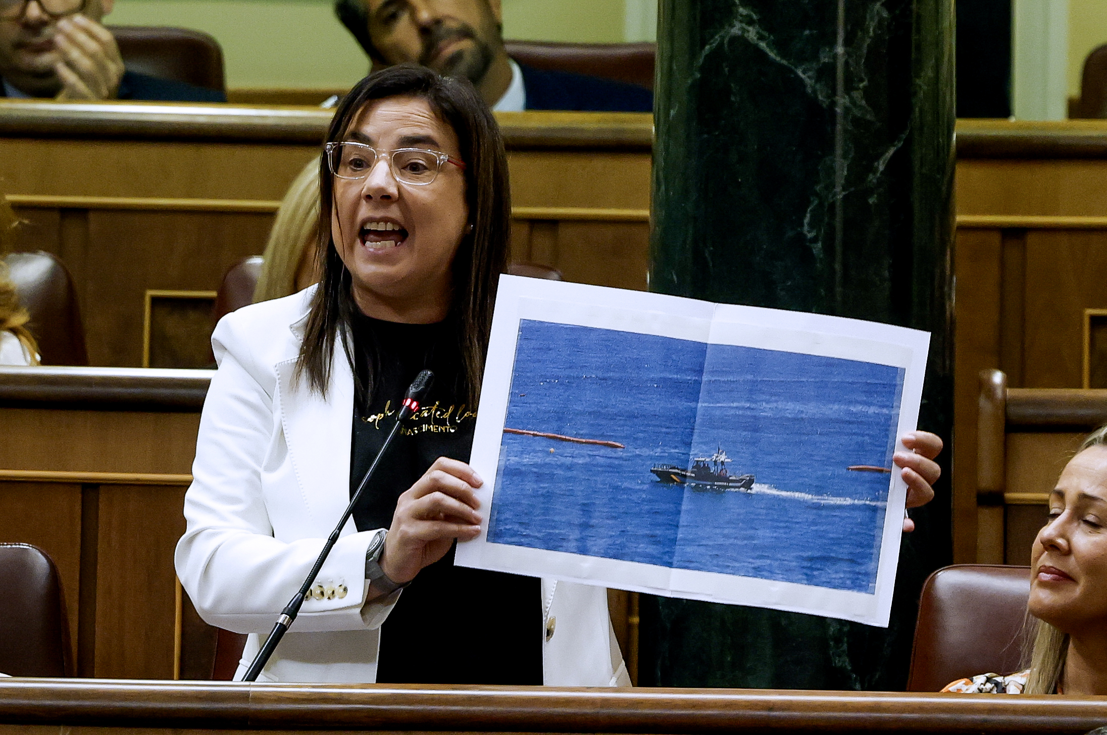 Armengol expulsa a la diputada del PP Ana Vázquez del Congreso por mostrar un bote de gas pimienta