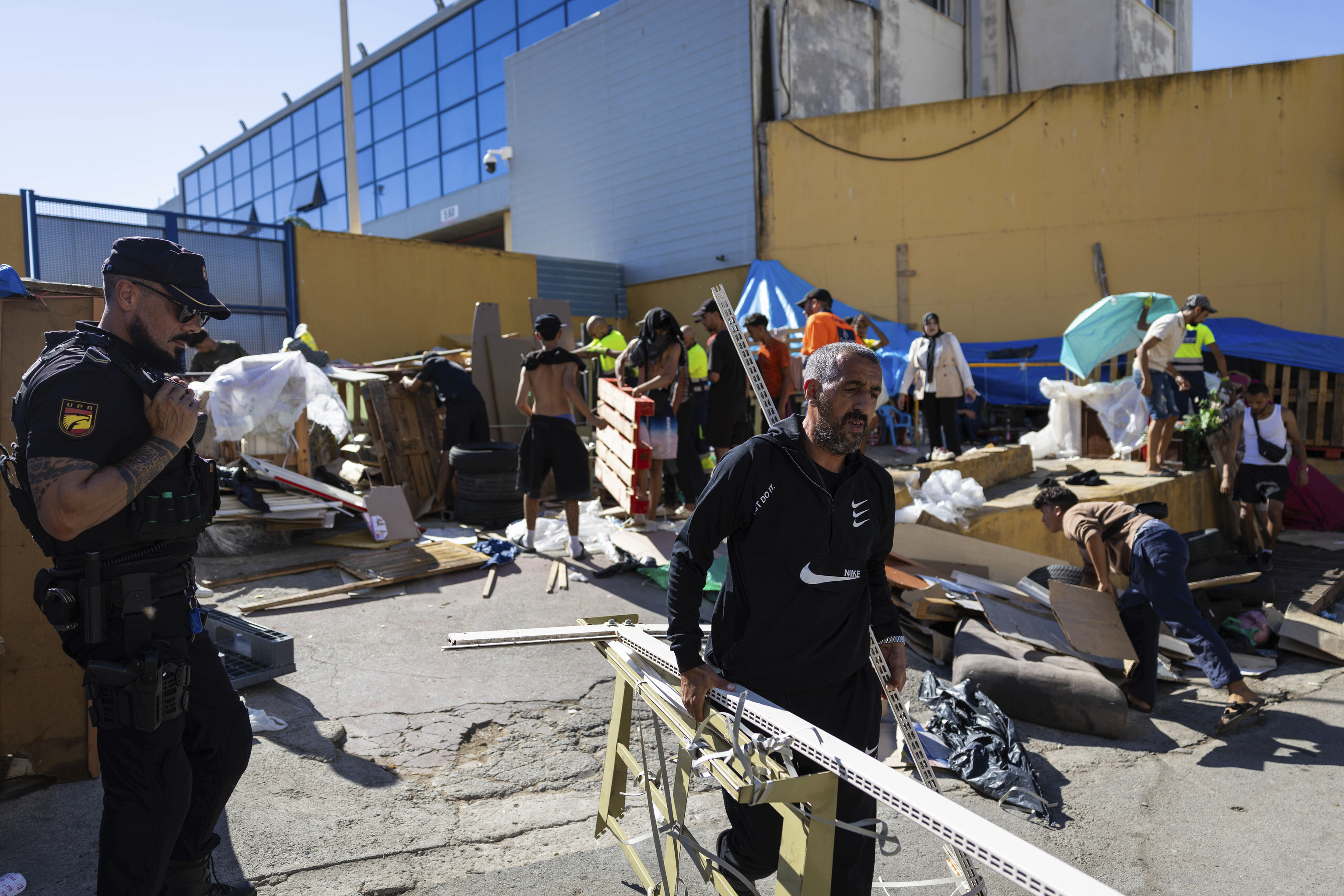 La fuerte vigilancia mantiene en calma la frontera de Ceuta mientras se desaloja parte del polígono del Tarajal