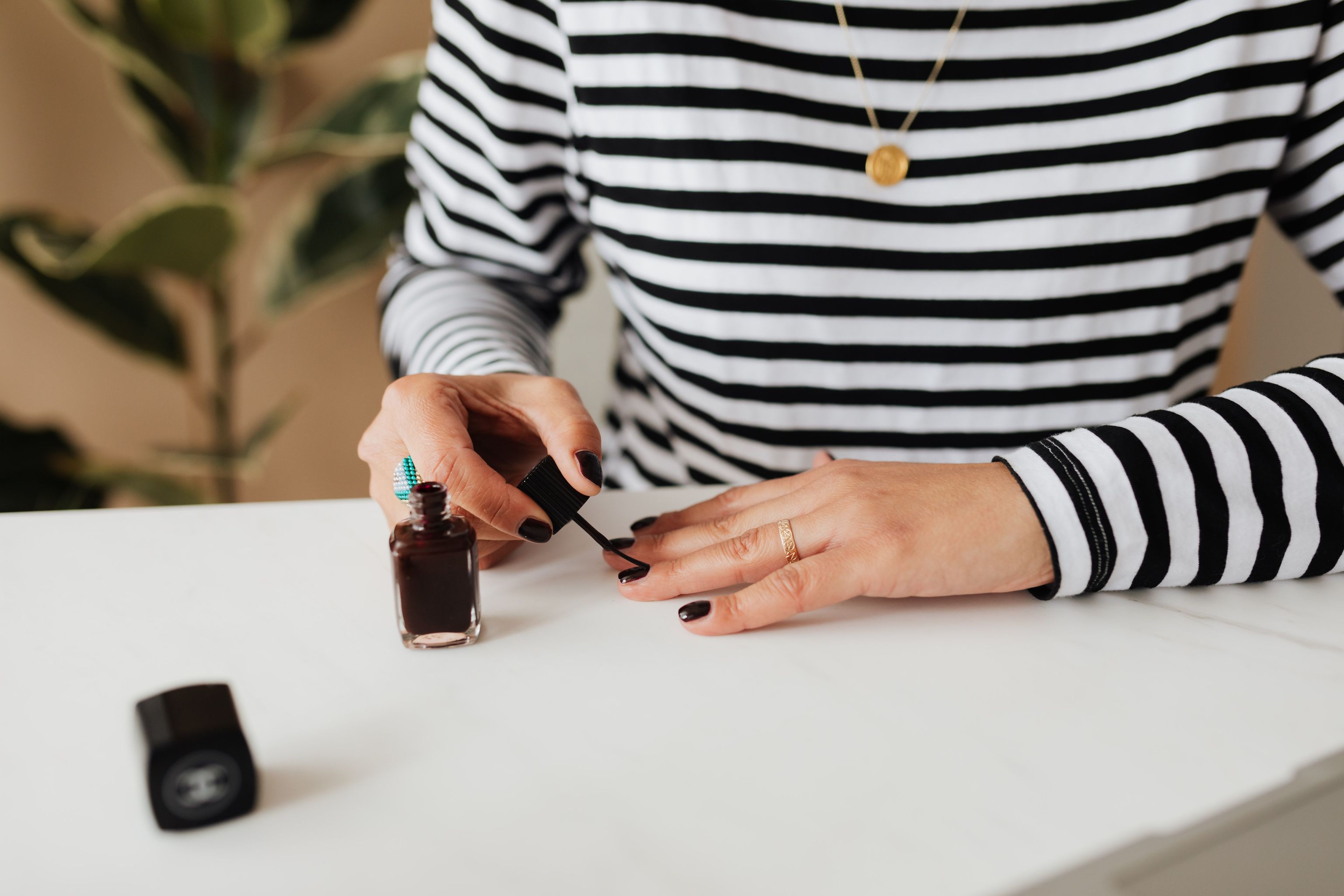 10 ideas de uñas elegantes en colores marrones que te irán con todo este otoño de 2026