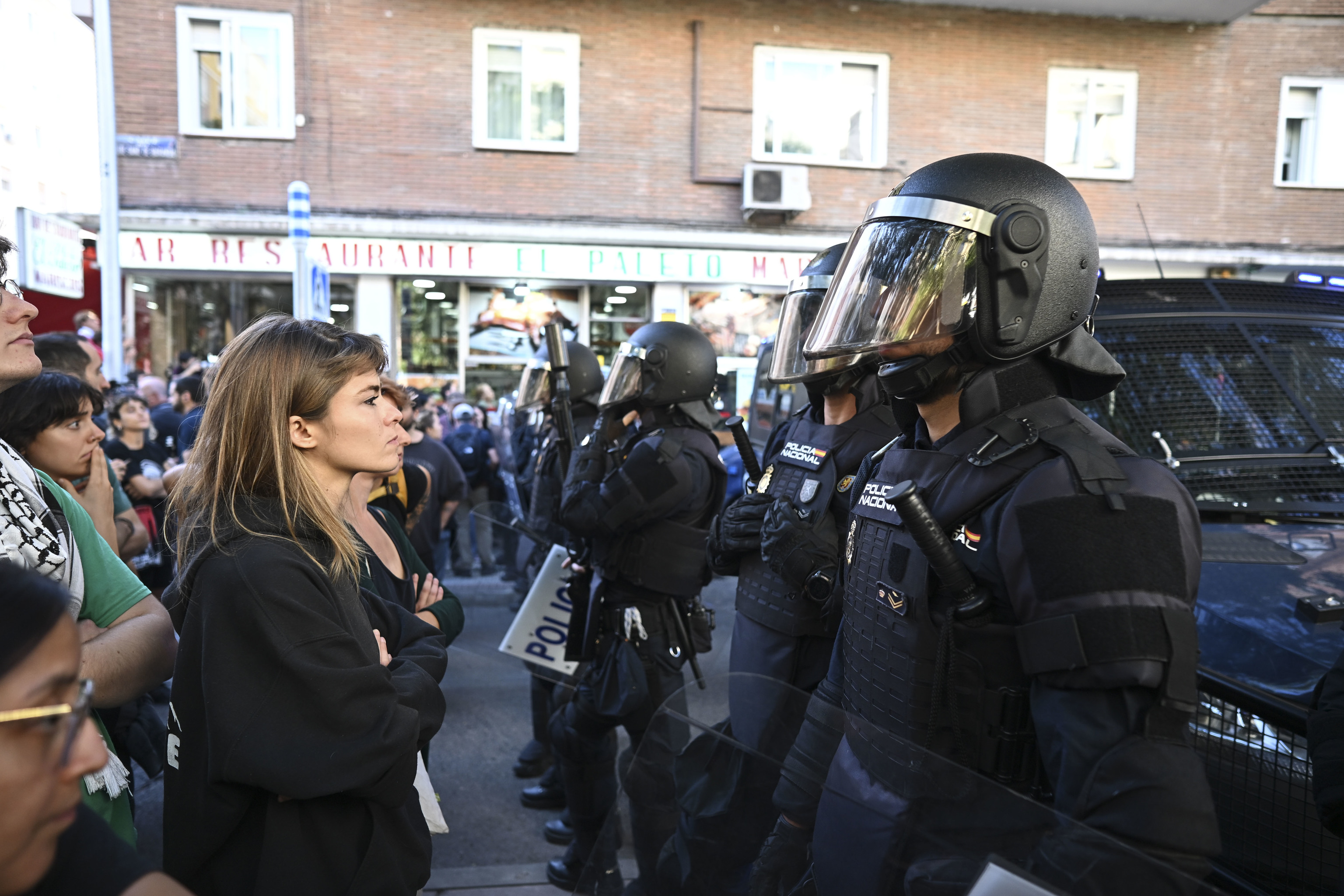 El Ayuntamiento y la Comunidad de Madrid defienden haber ofrecido una plaza de residencia para Maricarmen y cargan contra el Gobierno: "Nunca ha hecho nada por mejorar la vivienda"