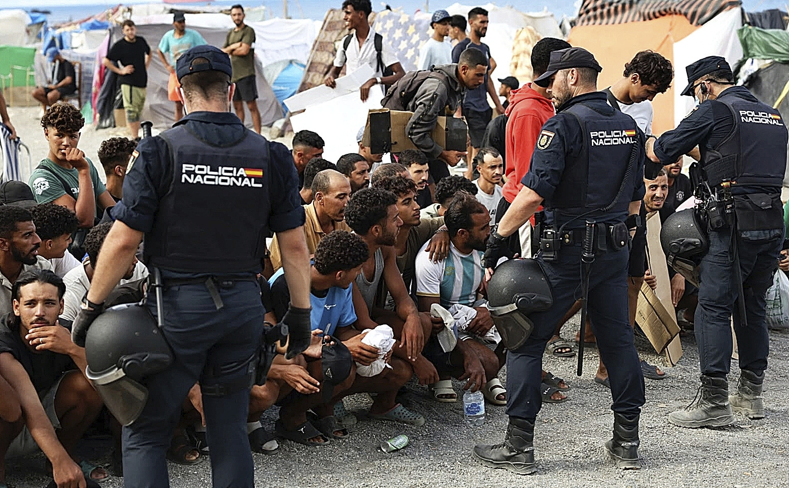 Frontera blindada, desalojos en el Tarajal y tensión en el Trampolín tras el pinchazo del llamamiento a una nueva entrada masiva en Ceuta