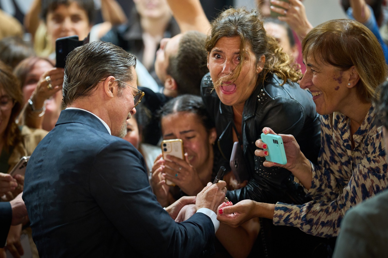 El paraíso de los cazadores de autógrafos y selfis en el Festival de San Sebastián: "Si veo a Brad Pitt le voy a pedir su número y que me invite a un café"