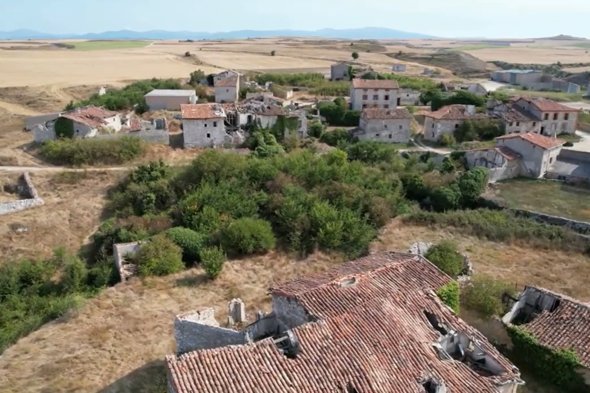 El pueblo abandonado de Burgos que ha sido escenario de La bola negra: una iglesia y viviendas derruidas rodeadas de campo y silencio