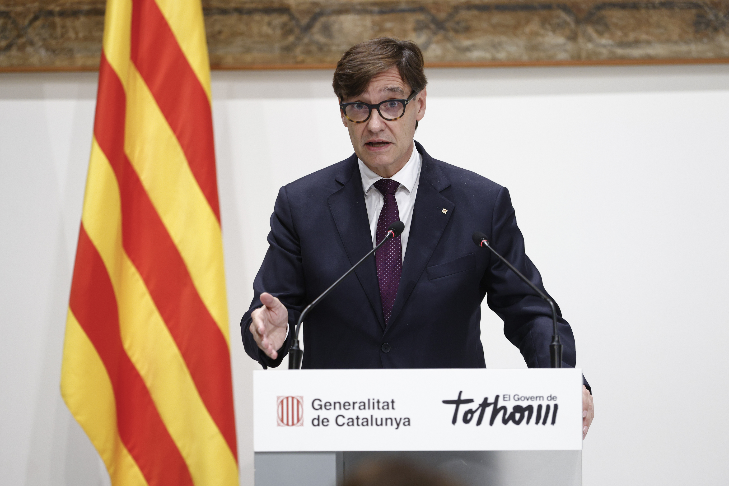 El manual con el que Illa desobedece la orden del Supremo de rotular en castellano en las escuelas: "La lengua de la señalización es el catalán. No se prevé el bilingüismo"