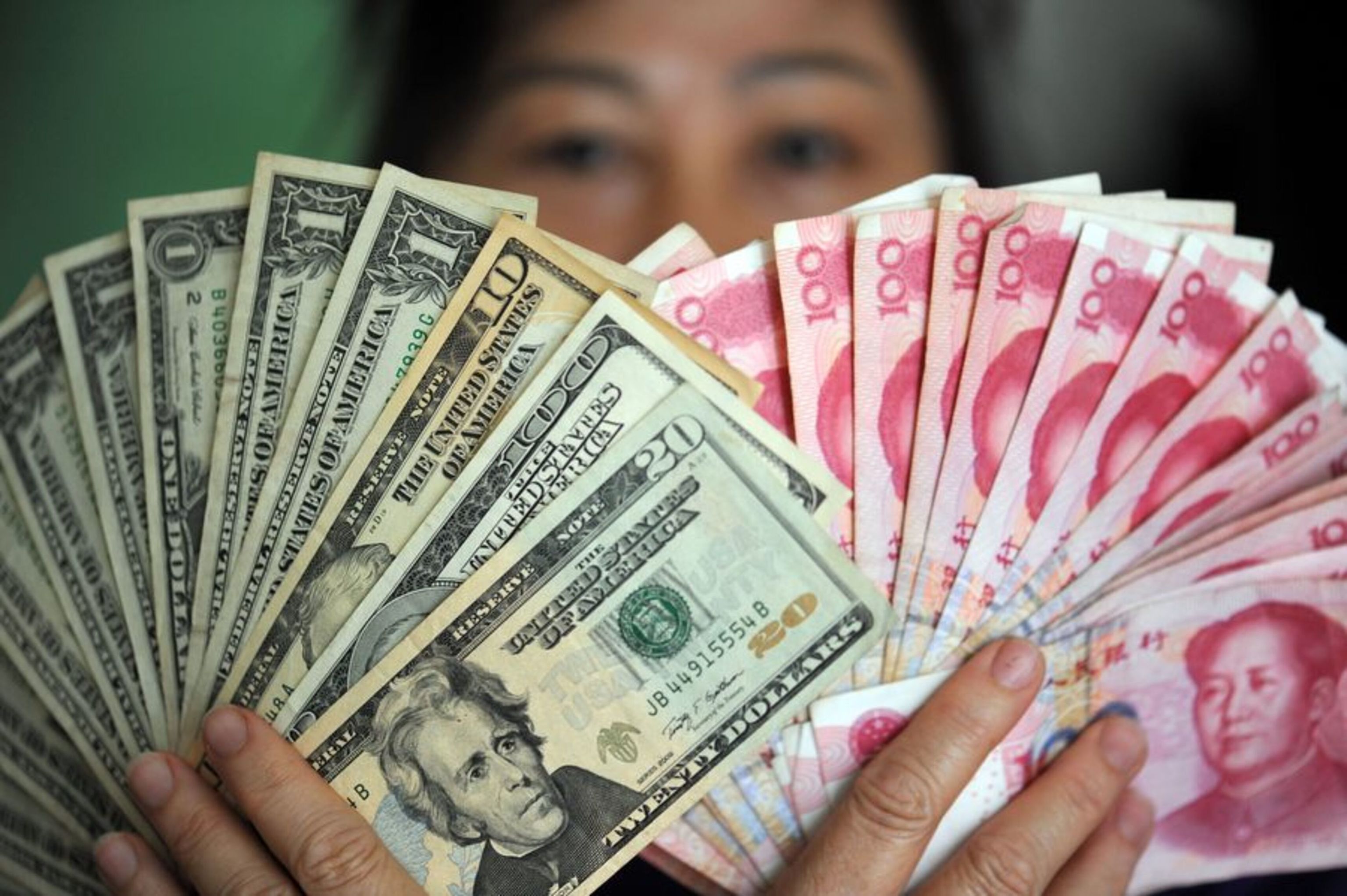 Desde China, que exporta tanto que hasta la manipulación de su divisa es secundaria, hasta los bancos centrales que se enamoran del oro (y el mercado se casa con el dólar)
