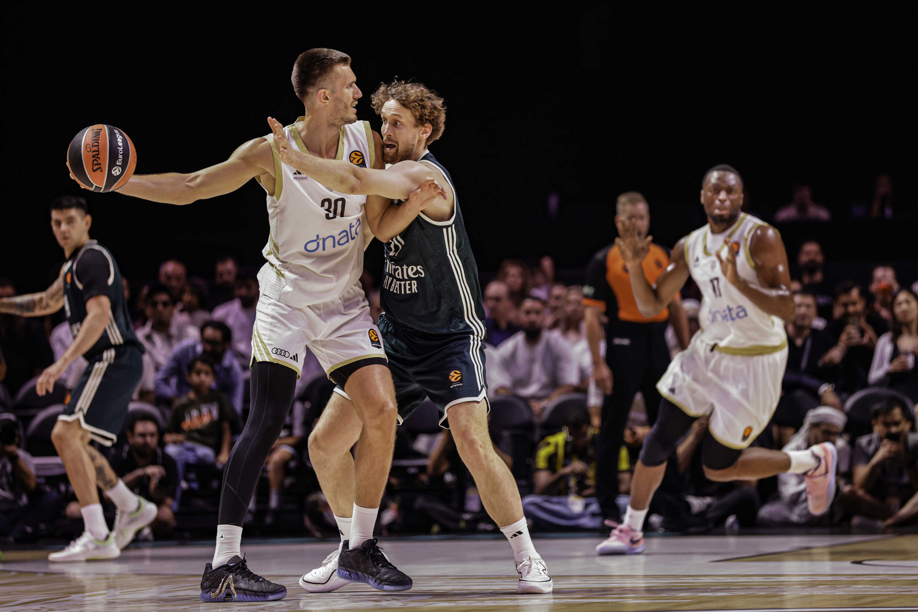 Xavi Pascual arruina el paseo por el desierto del Real Madrid