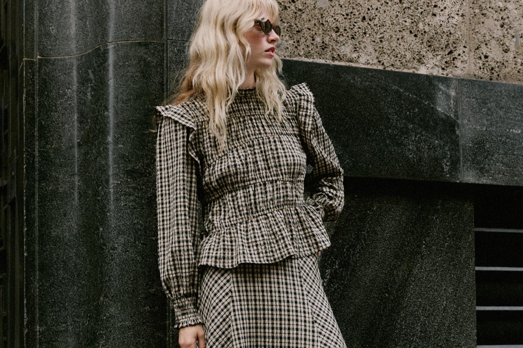 Adiós a lo liso: 8 faldas midi de cuadros de Zara y Mango perfectas para llevar con botas y botines este otoño