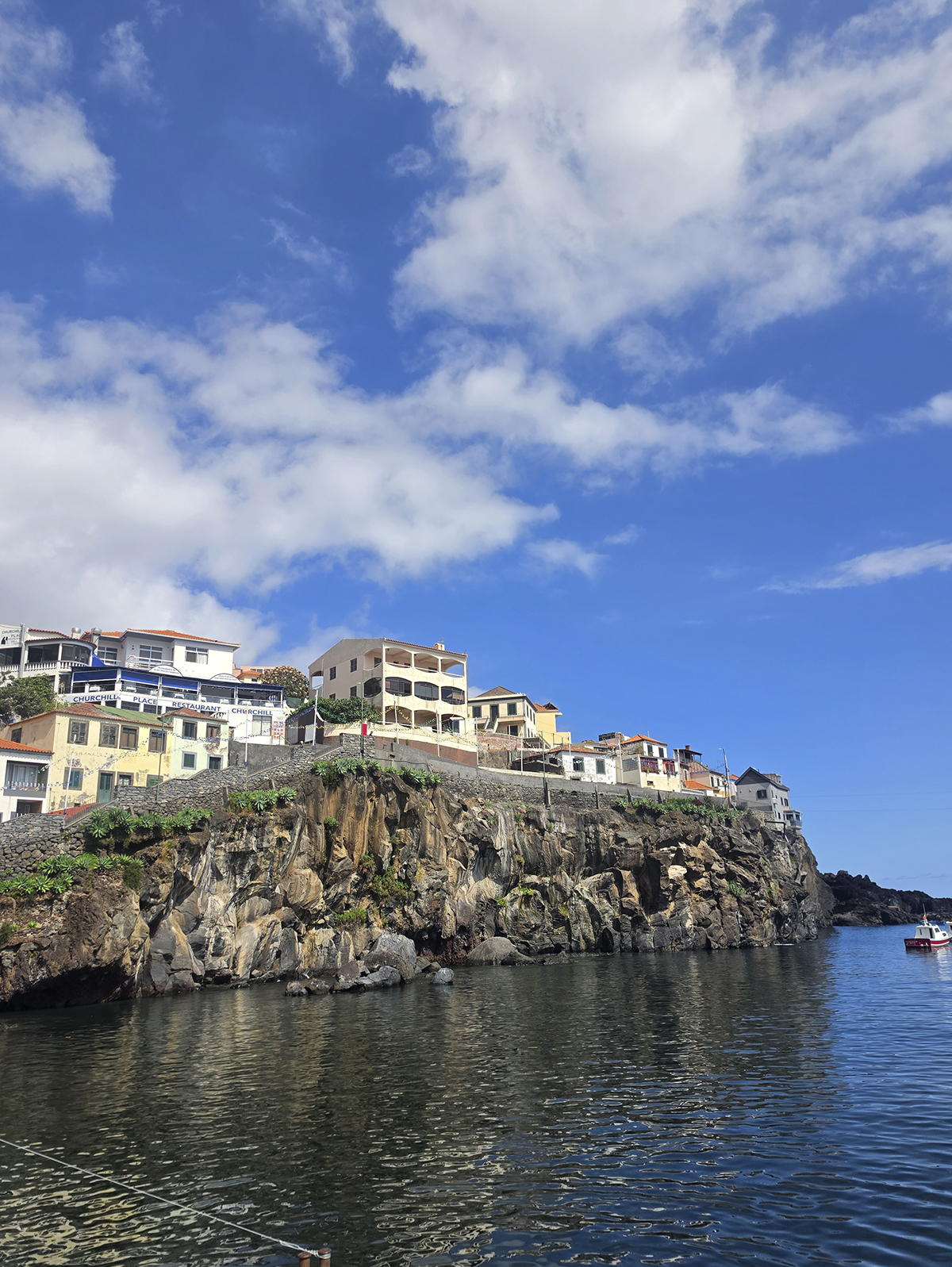 Escapada otoñal a Madeira, la isla de la primavera eterna: impresionantes acantilados, vistas de cinco estrellas y, quizás, el mejor pan del mundo