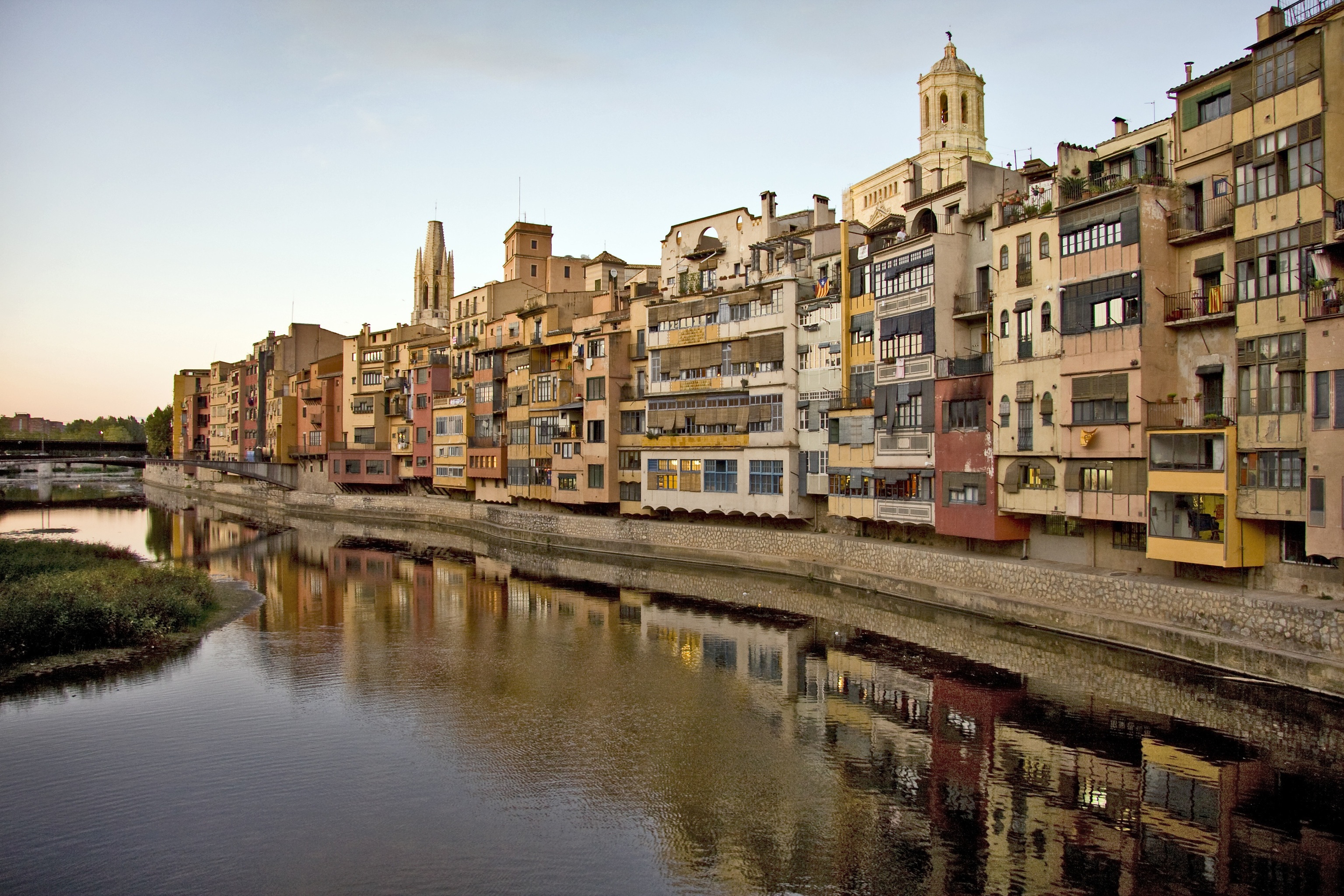 Casas de colores junto al río y una imponente catedral gótica: así es 'la Florencia' catalana