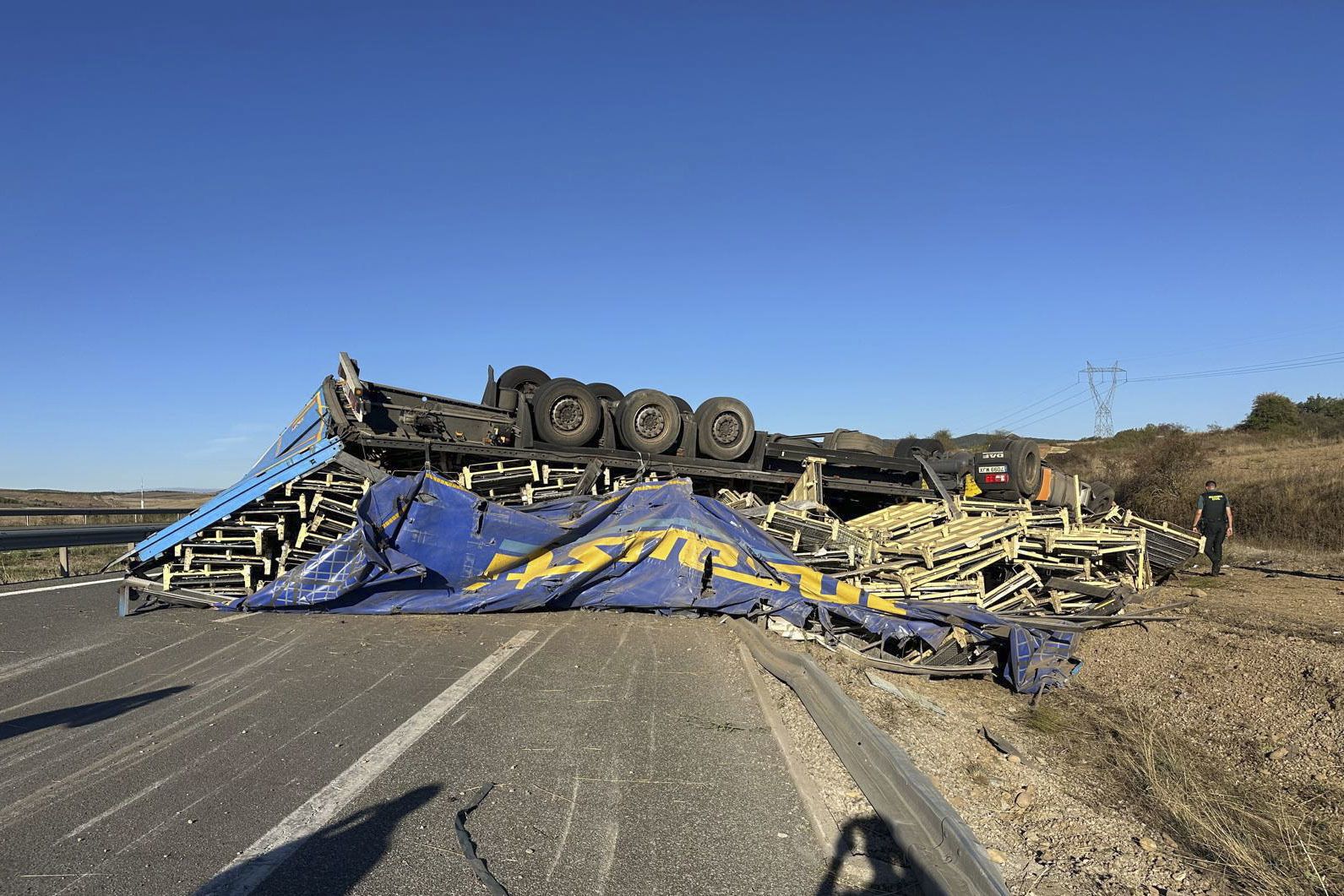 Mueren el conductor de un camión y un trabajador de una grúa que estaba en la calzada en un accidente en Aguilar de Campoo