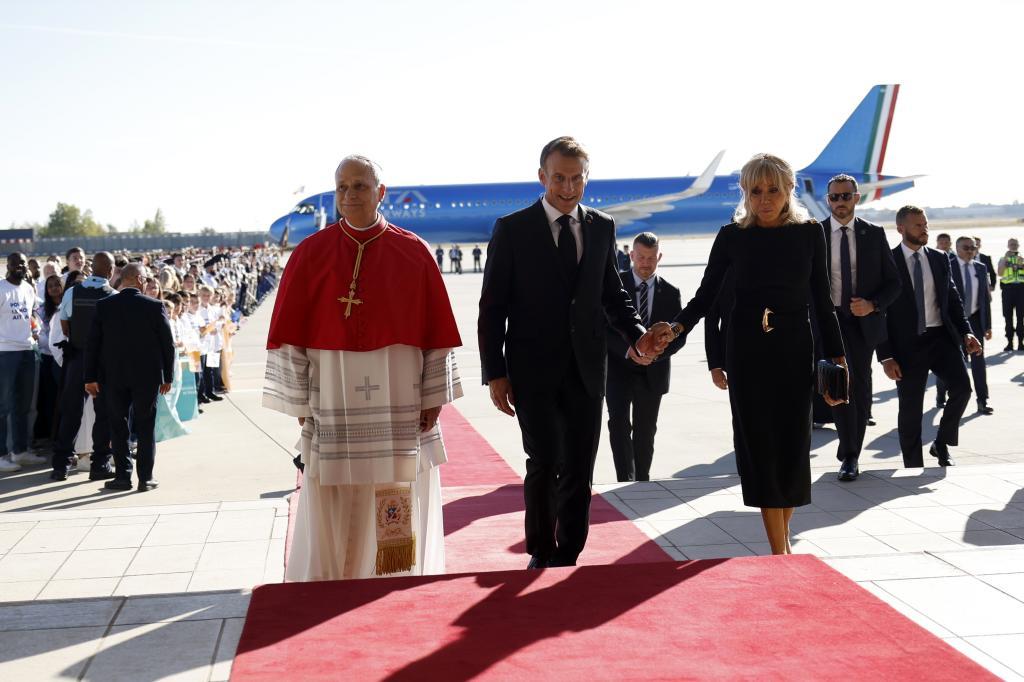 El Papa inicia su viaje apostólico a Francia con un encuentro con el presidente Macron