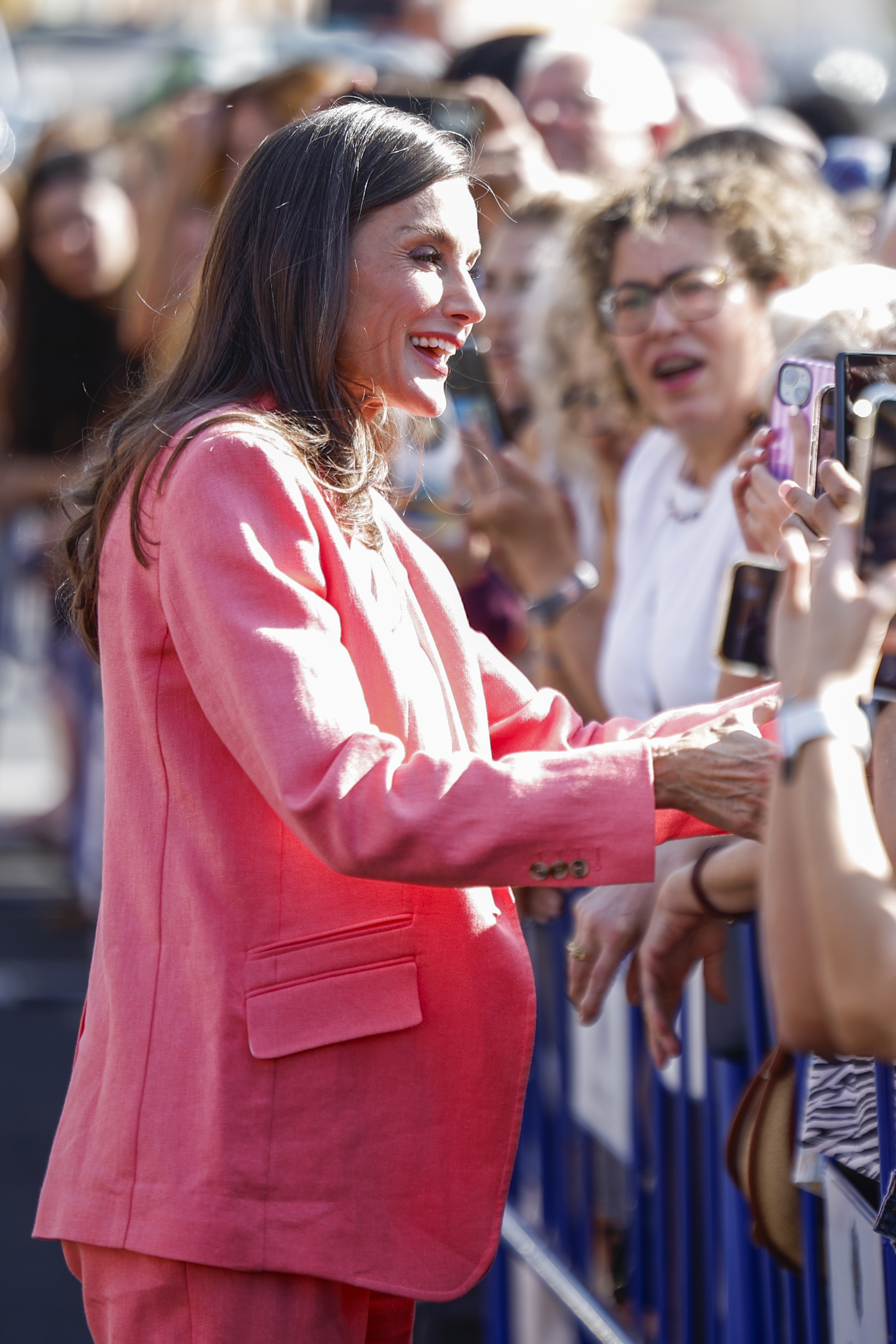 La Reina Letizia inaugura el otoño en Talavera de la Reina con un traje rosa de Hugo Boss y pendientes de PdPaola, una de sus firmas de joyas favoritas